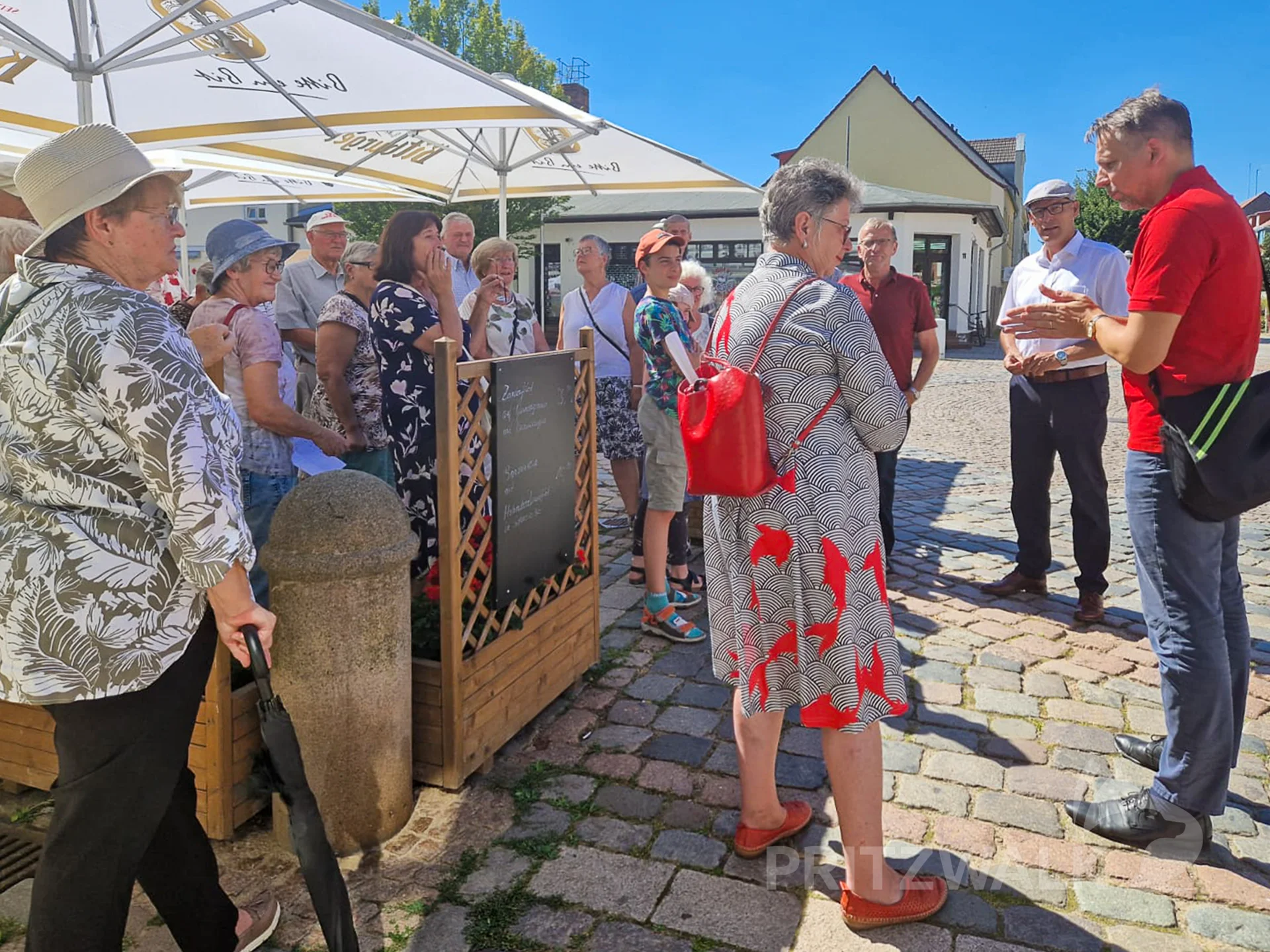 Lars Schladitz (im roten Shirt) bot den Besucherinnen und Besuchern Informatives rund um die Innenstadt. Bürgermeister Dr. Ronald Thiel (2.v.r.) war ebenfalls eingeladen. Foto: Stadt Pritzwalk