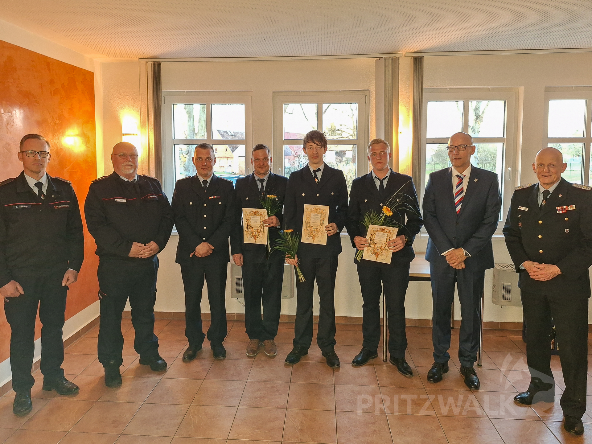 Freuen sich über Beförderungen:  David Buchart (r.), Lennard Böhm (m.) und Christoph Knappe. Foto: Stadt Pritzwalk