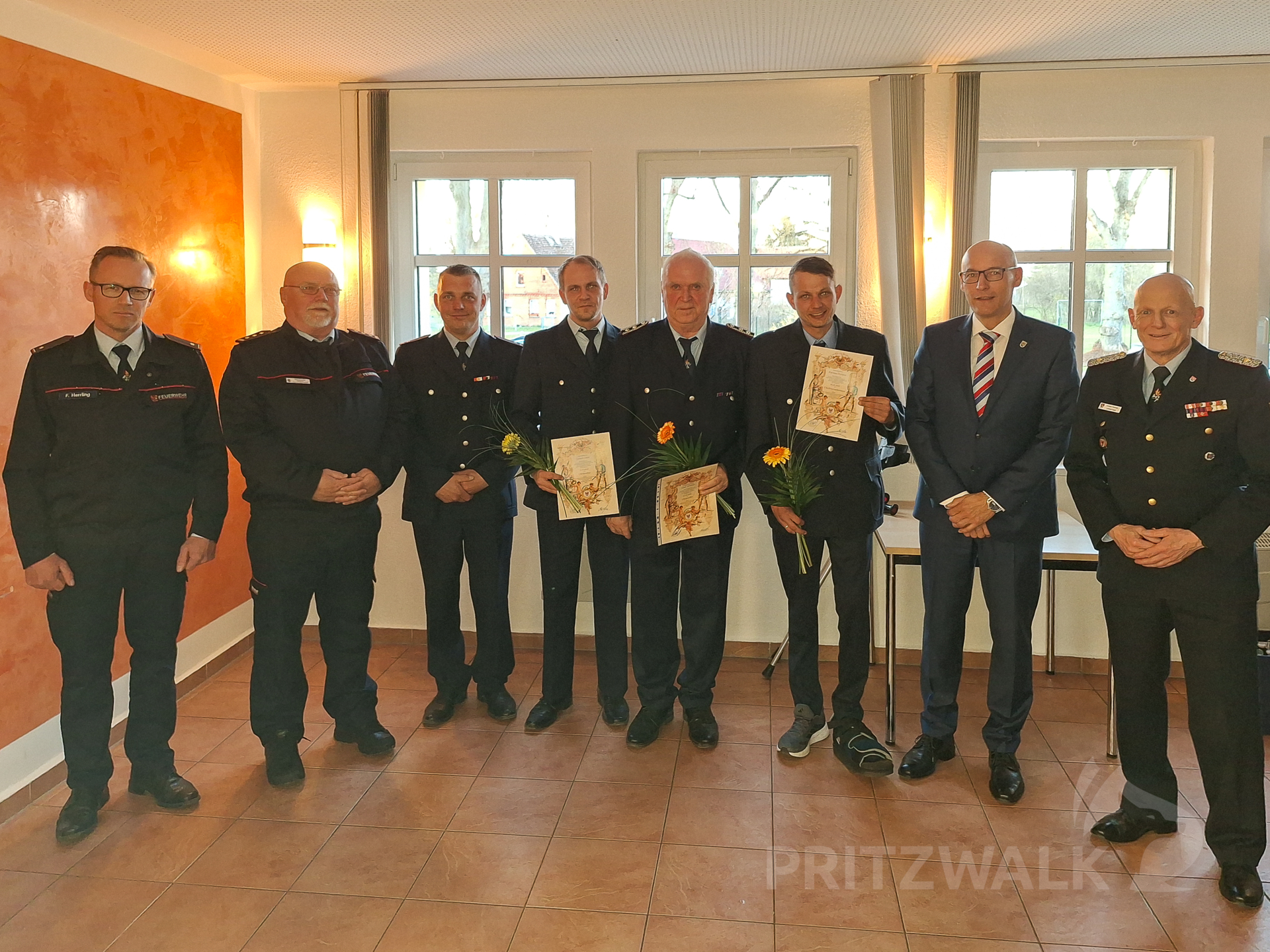 Klaus Ziemann (M.) wurde zum Löschmeister befördert und ist in die Alters- und Ehrenabteilung aufgenommen worden. Norman Metzner (r.) und Herbert Pidde wurden zum Löschmeister befördert. Foto: Stadt Pritzwalk