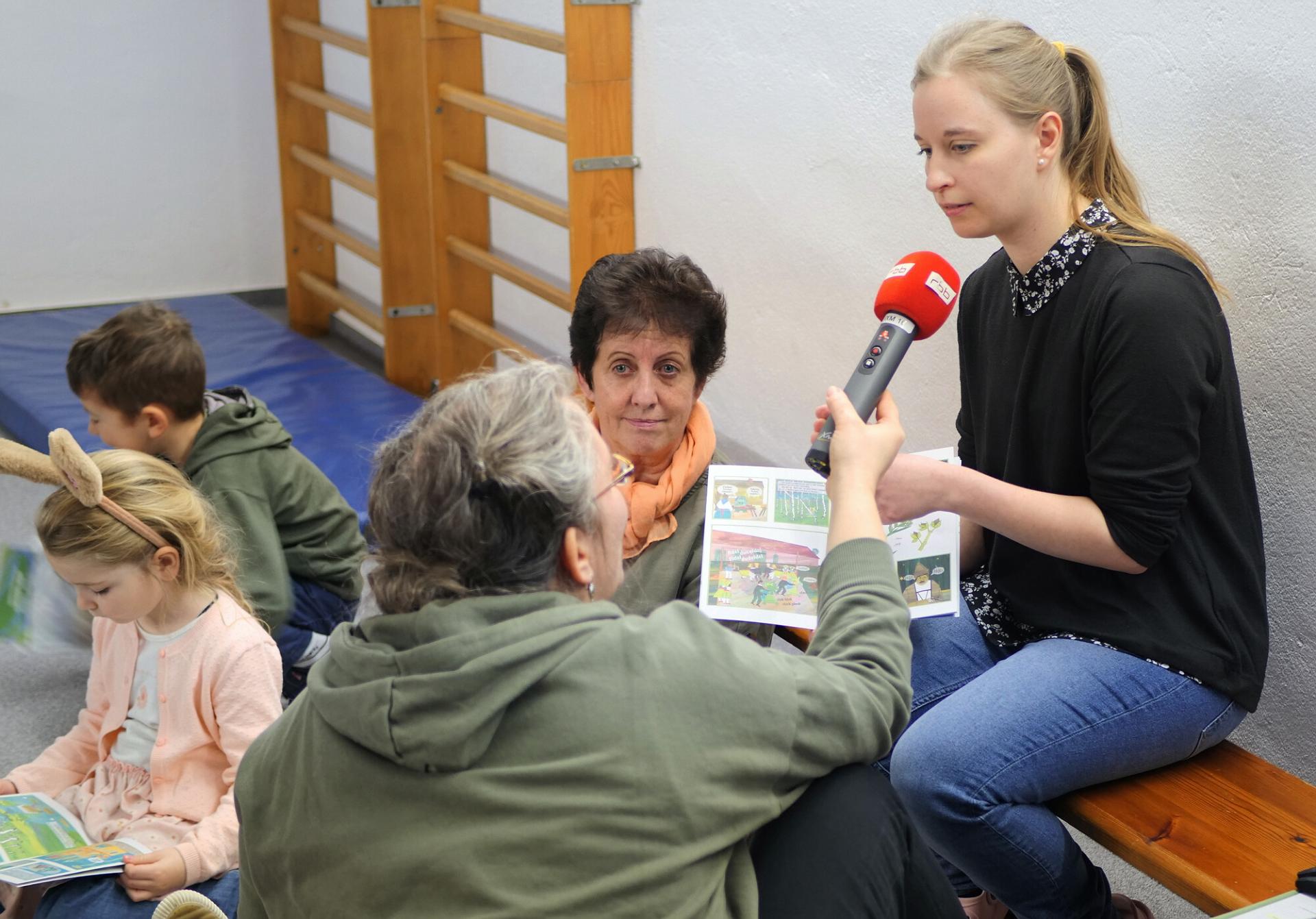 Maxi Jank und Barbara Kreppel berichten darüber, wie sie die sorbische/wendische Sprache und Bräuche in den Kita-Alltag einbeziehen. Foto: Ingrid Hoberg