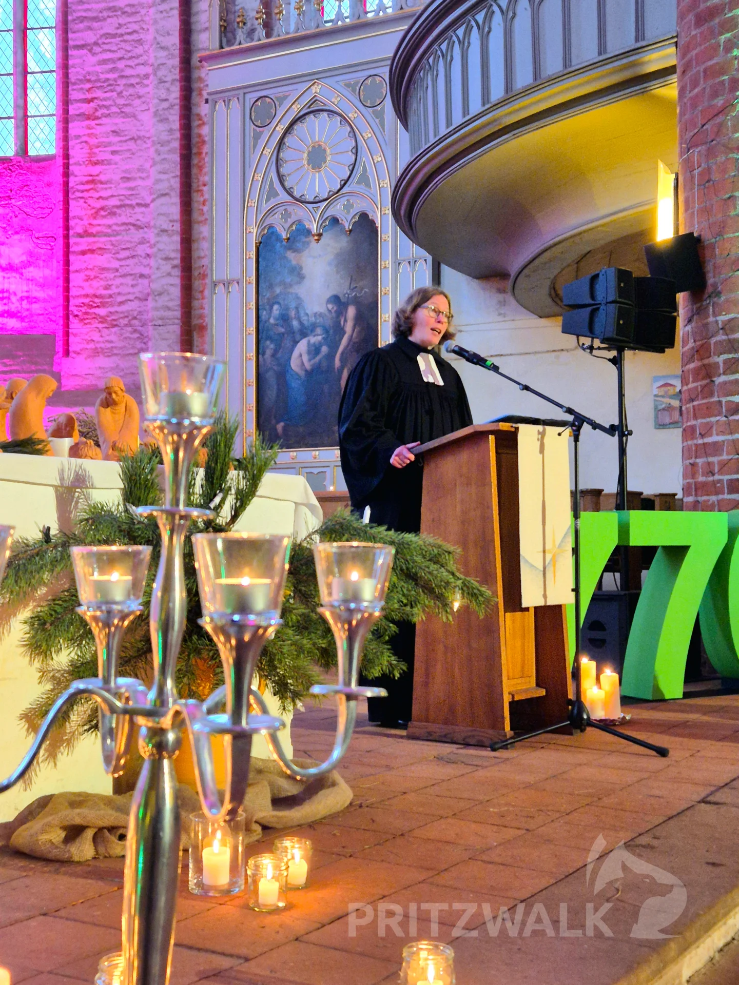 Pfarrerin Susanne Michels blickte in ihrer Predigt auch auf die Kirchengeschichte zurück. Foto: Stadt Pritzwalk