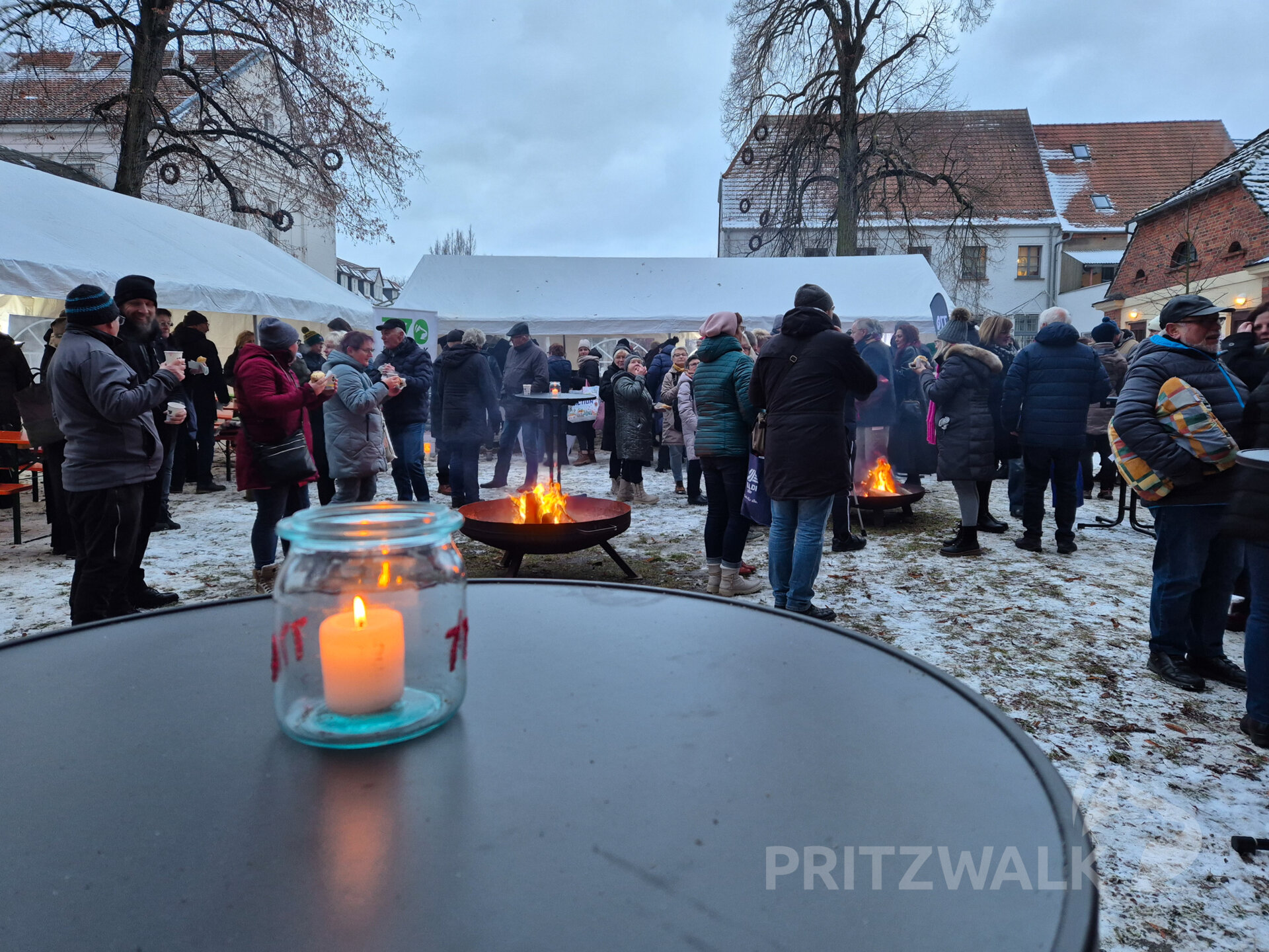 Gemütlicher Plausch an der Feuerschale nach dem Gottesdienst. Foto: Stadt Pritzwalk