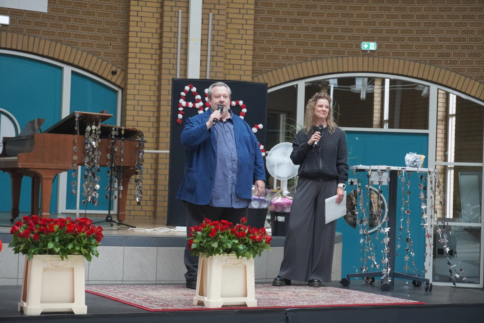 Herr Bruns und Frau Finke halten Eröffnungsrede