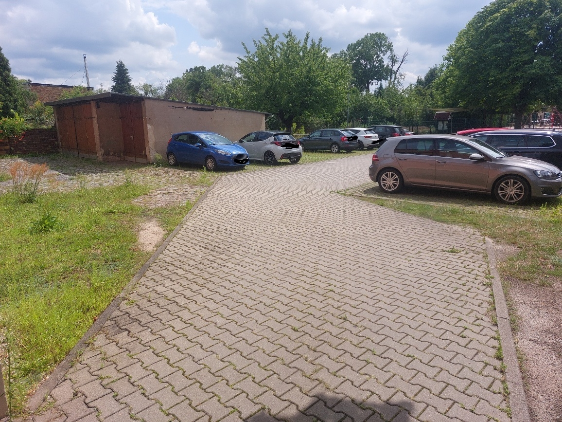 Parkplatz mit Garagen