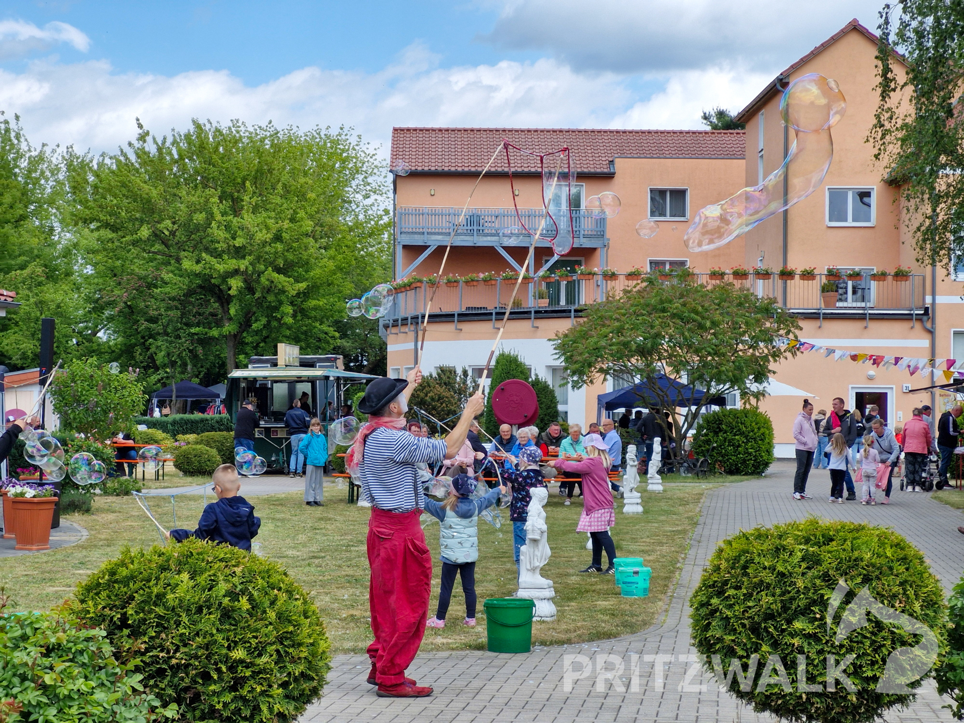 Clown Herr Balzer hatte unter anderem Seifenblasen dabei. Foto: Stadt Pritzwalk