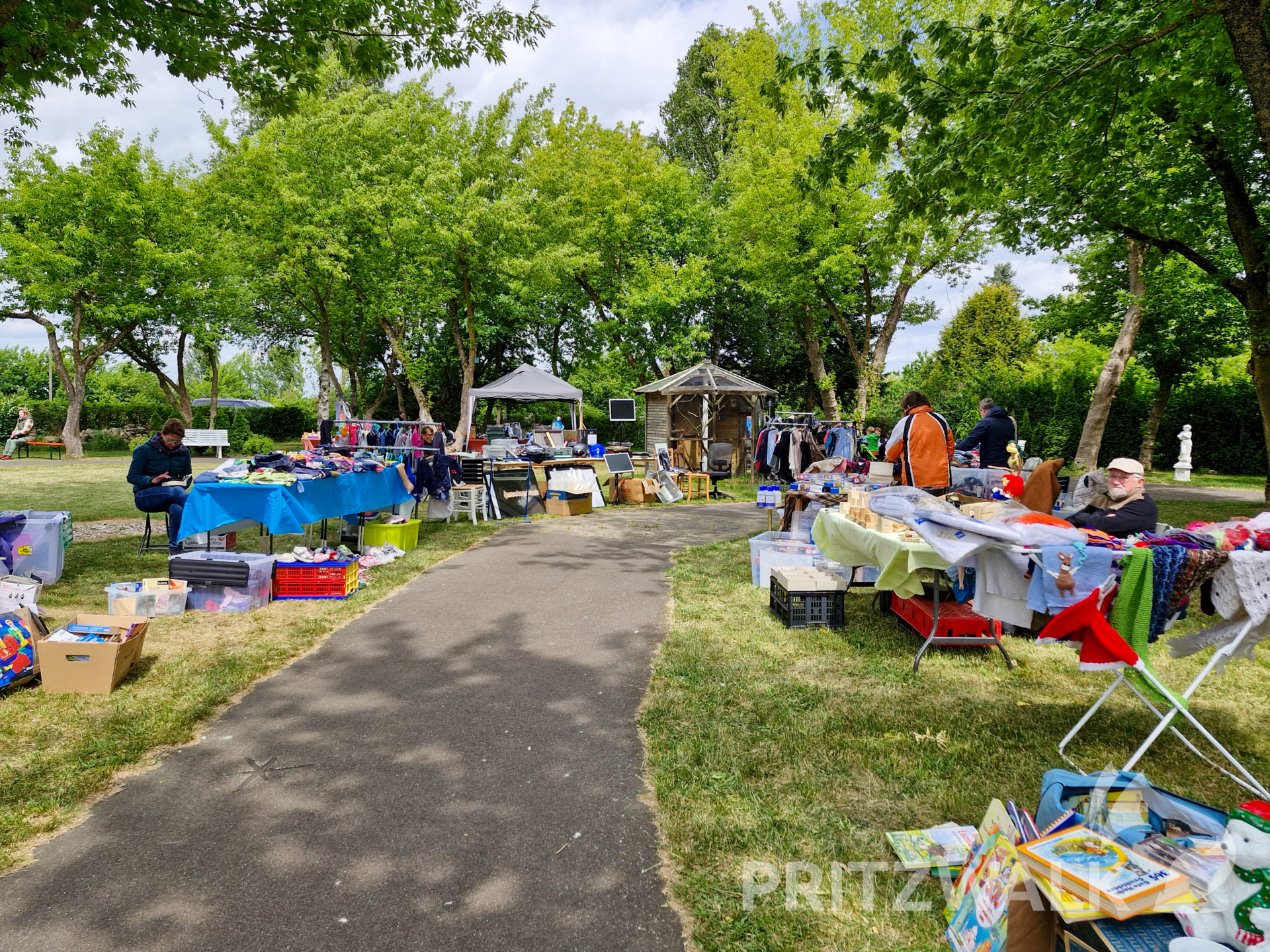 Schnäppchenjäger kamen auf dem Trödelmarkt auf ihre Kosten. Foto: Stadt Pritzwalk