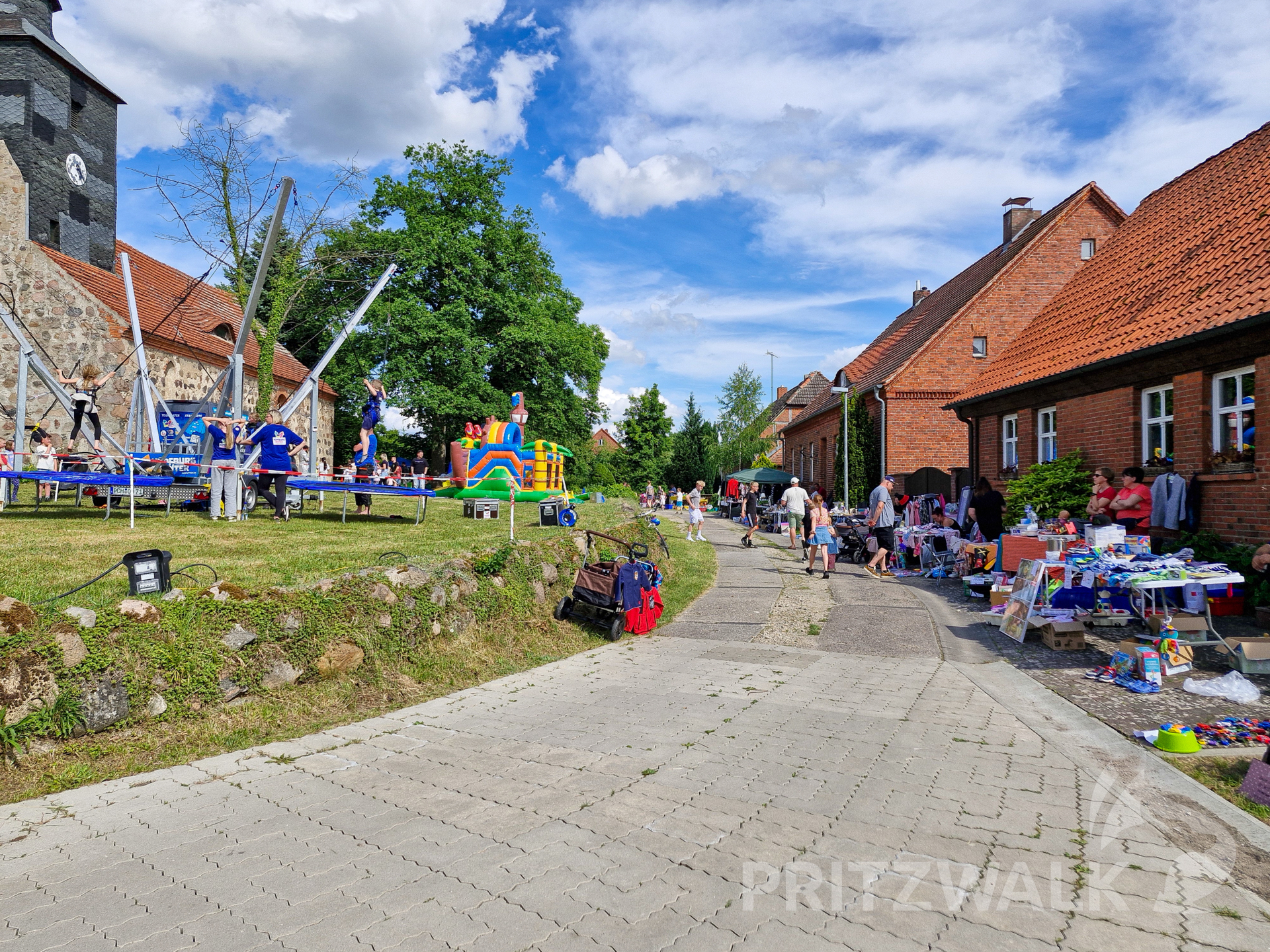Der Trödelmarkt zog sich am Festplatz entlang. Foto: Stadt Pritzwalk
