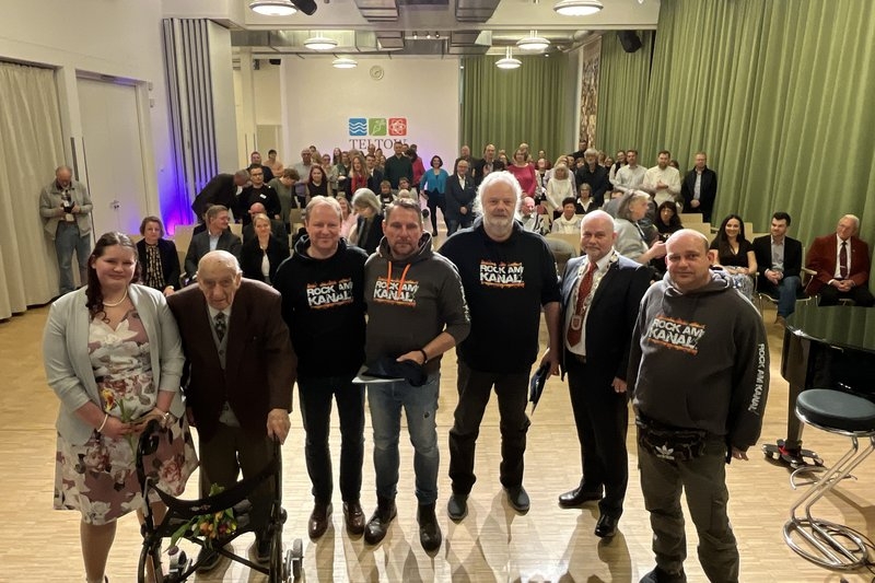 Gruppenfoto aller Preisträger mit Bürgermeister Thomas Schmidt (2. v. r.)
