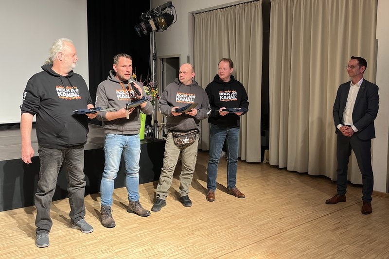 Landrat Marko Köhler (r.) mit den Preisträgern für das ehrenamtliche Projekt, Rock am Kanal