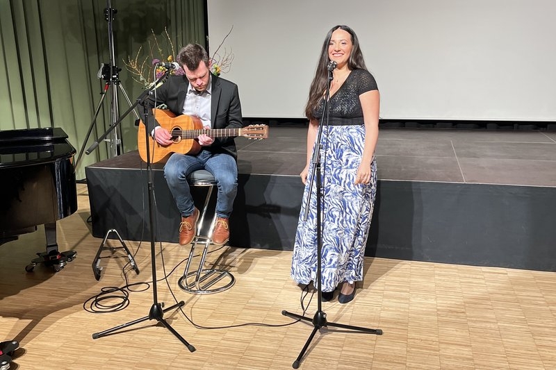 Das Duo aus Gesang und Gitarre, Claudia Krause (r.) und Daniel Gutsch