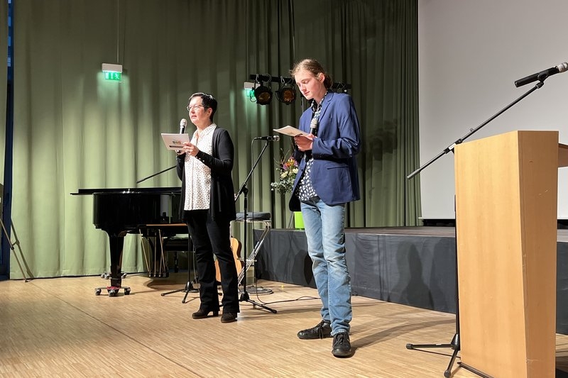 Die Moderatoren des Abends, Monika Schwarzkopf (l.) und Constantin Bartsch
