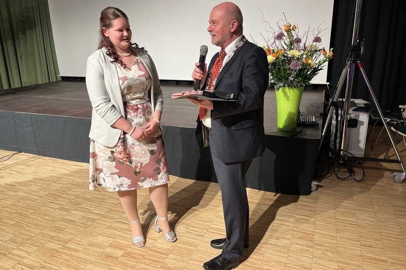 Bürgermeister Thomas Schmidt (r.) mit der Preisträgerin in der Kategorie Nachwuchs, Shirley Jean Bake