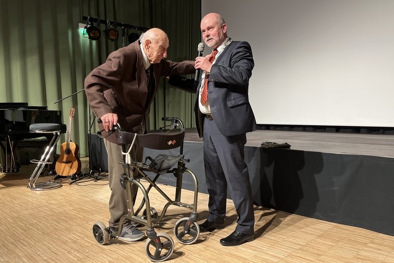 Bürgermeister Thomas Schmidt (r.) mit Günter Duwe