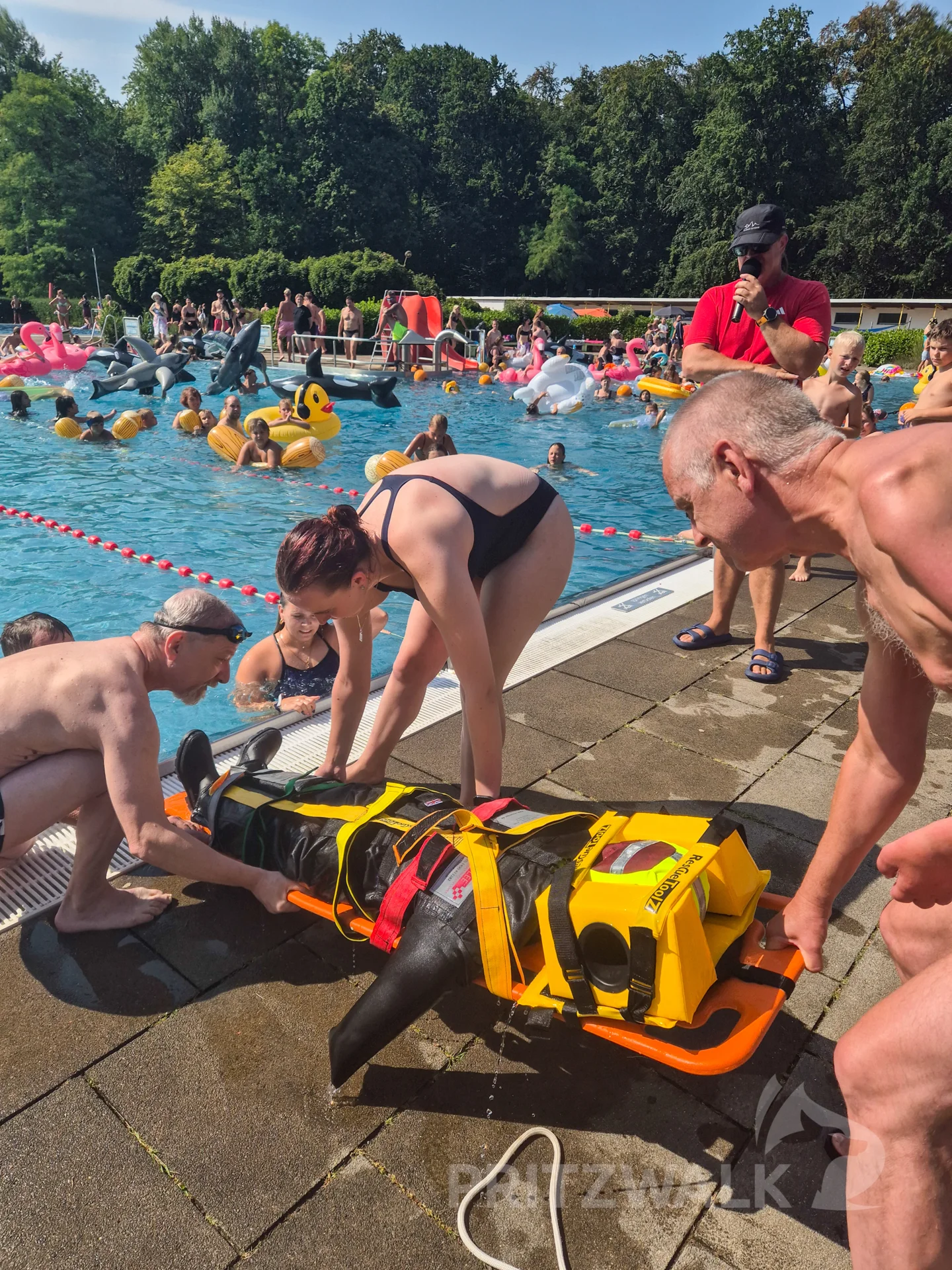 Die Wasserwacht zeigte die Rettung unter anderem mit dem Rettungsbrett. Foto: Stadt Pritzwalk