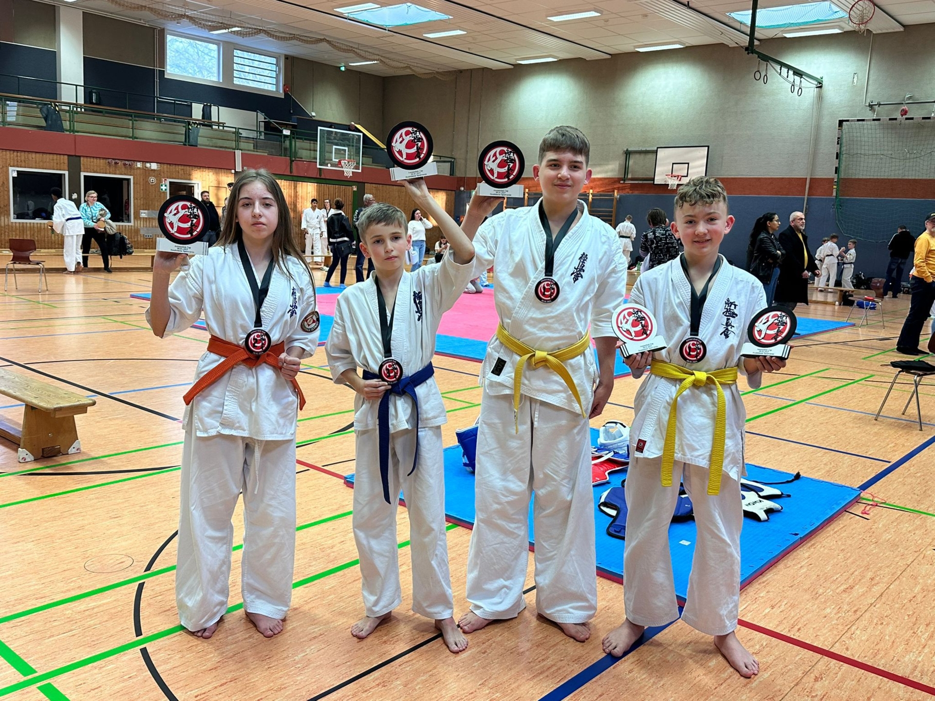 20250210-WA0004 TSV Team mit Medallien