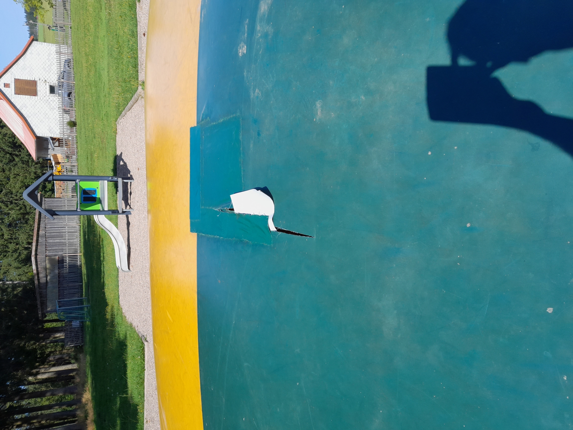 20240822_Zerstörtes Hüpfkissen Spielplatz Am Bau