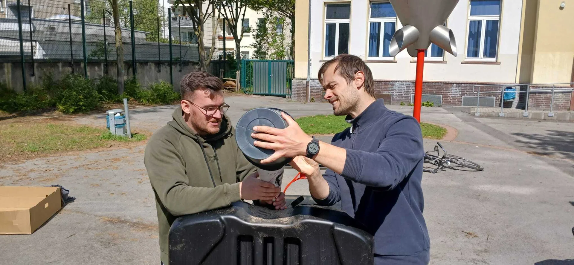 Fachsimpeln beim Aufbau des Basketballkorbs