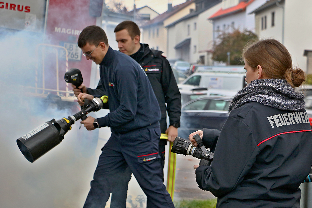 Die Feuerwehren retten, löschen, schreiben und fotografieren