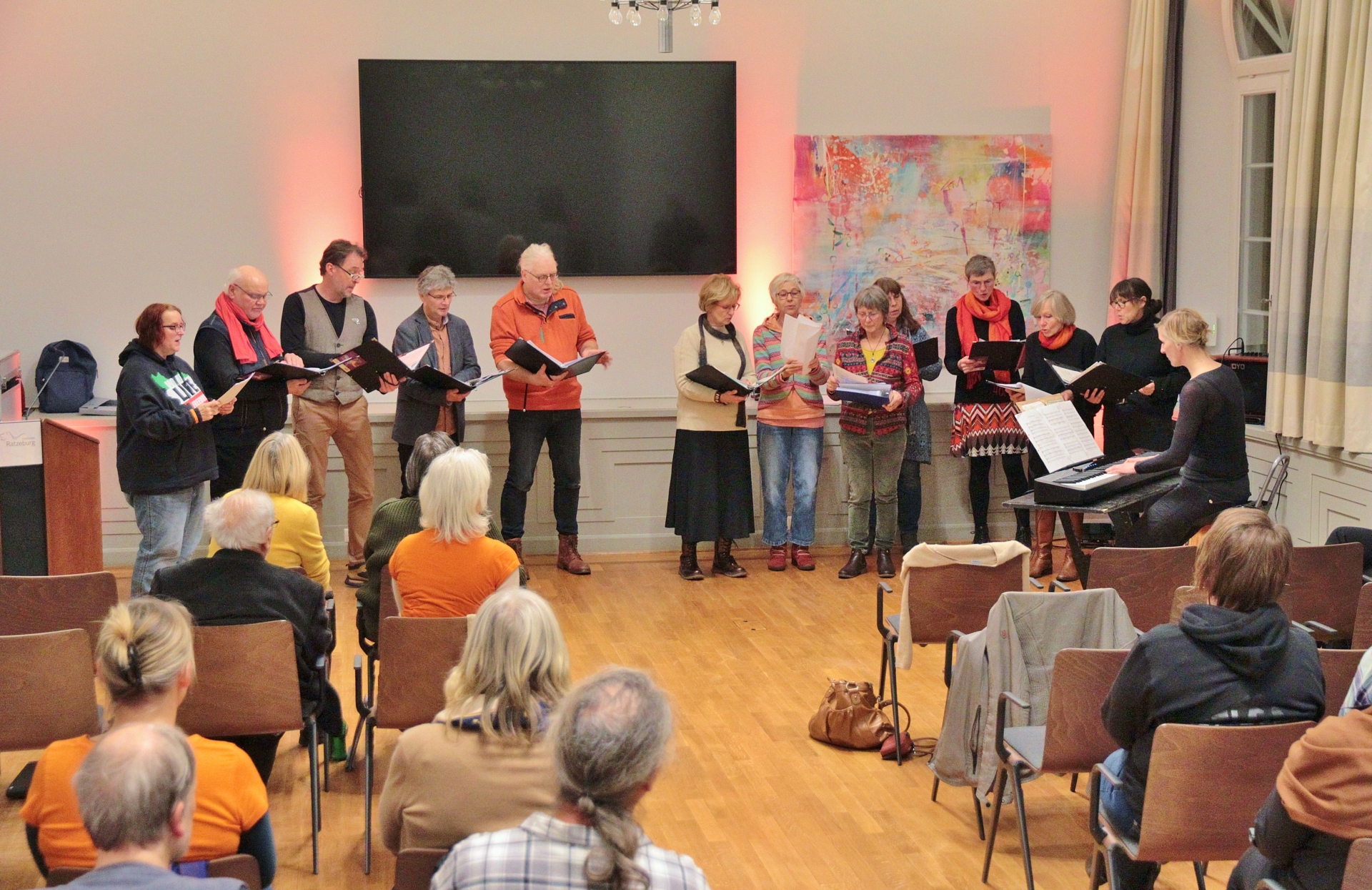 'POLITICALied' gestaltete zusammen mit dem Lübecker Gewerkschaftschor 'Brot & Rosen' auch ein musikalisches Rahmenprogramm zum 'Internationalen Tag der Menschenrechte' © Thomas Biller