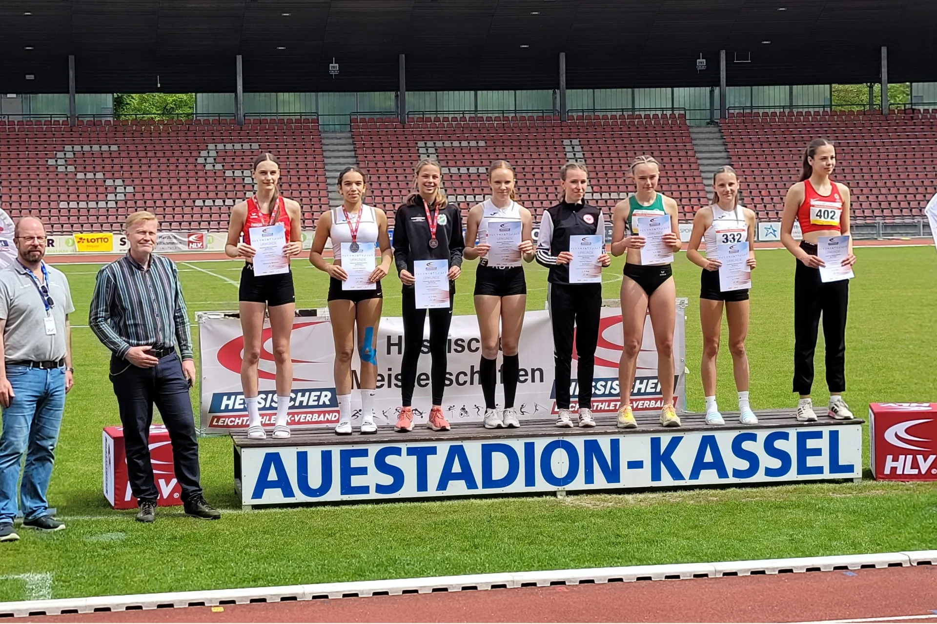 Hessens beste Siebenkämpferin in der W14 heißt Lena Rittmeier (3.v.l.) und kommt vom SV Espenau. Hier strahlt Lena über Gold und die geglückte DM-Norm bei der Siegerehrung.