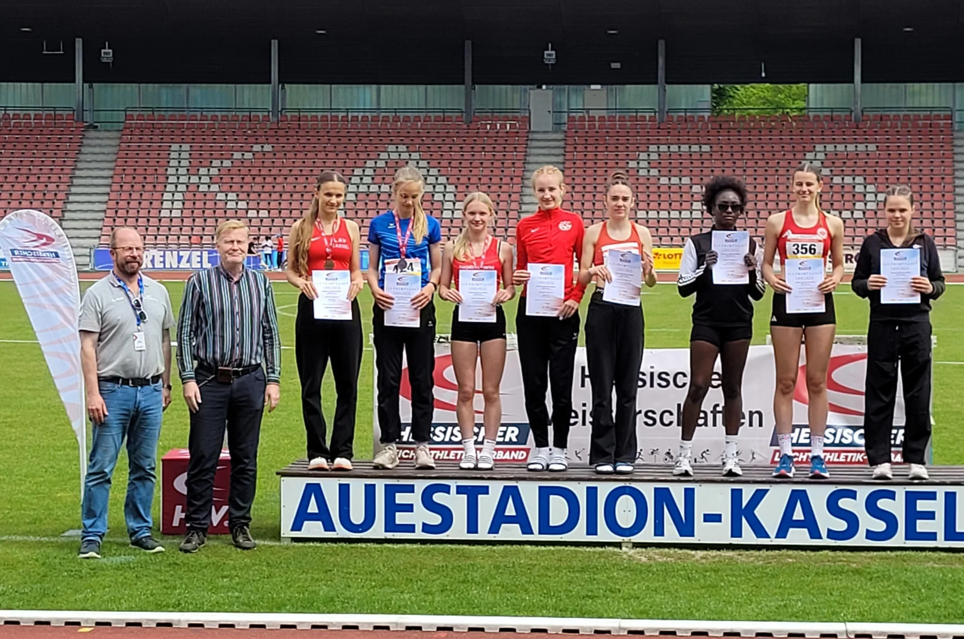 Endlich Edelmetall: Emma Brachmann (5.v.l., SV Espenau) erkämpfte sich mit Bronze ihre erste Einzelmedaille bei Landesmeisterschaften.