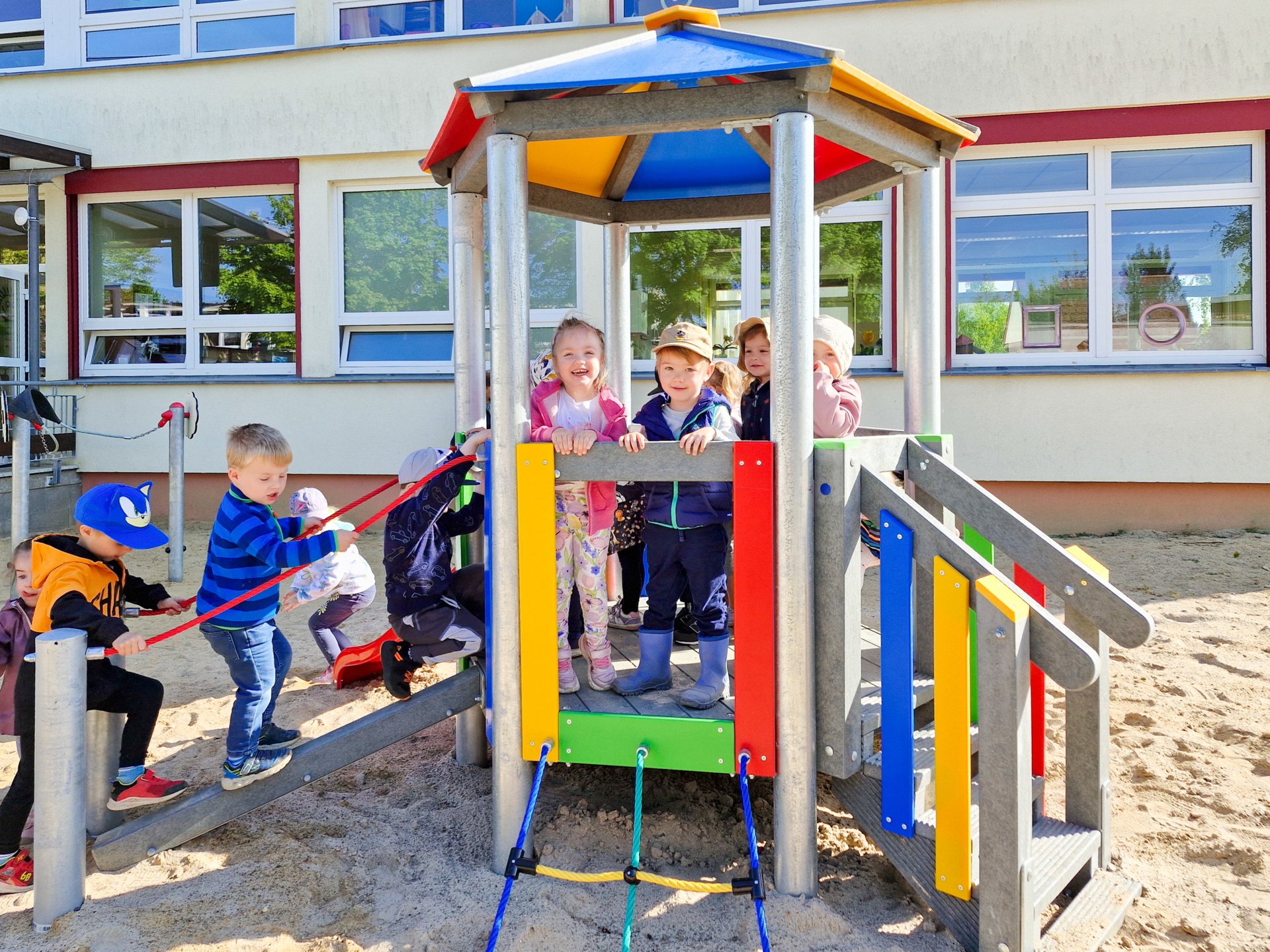 Schnell eroberten Die Kinder das neue Spielgerät. Foto: Stadt Pritzwalk