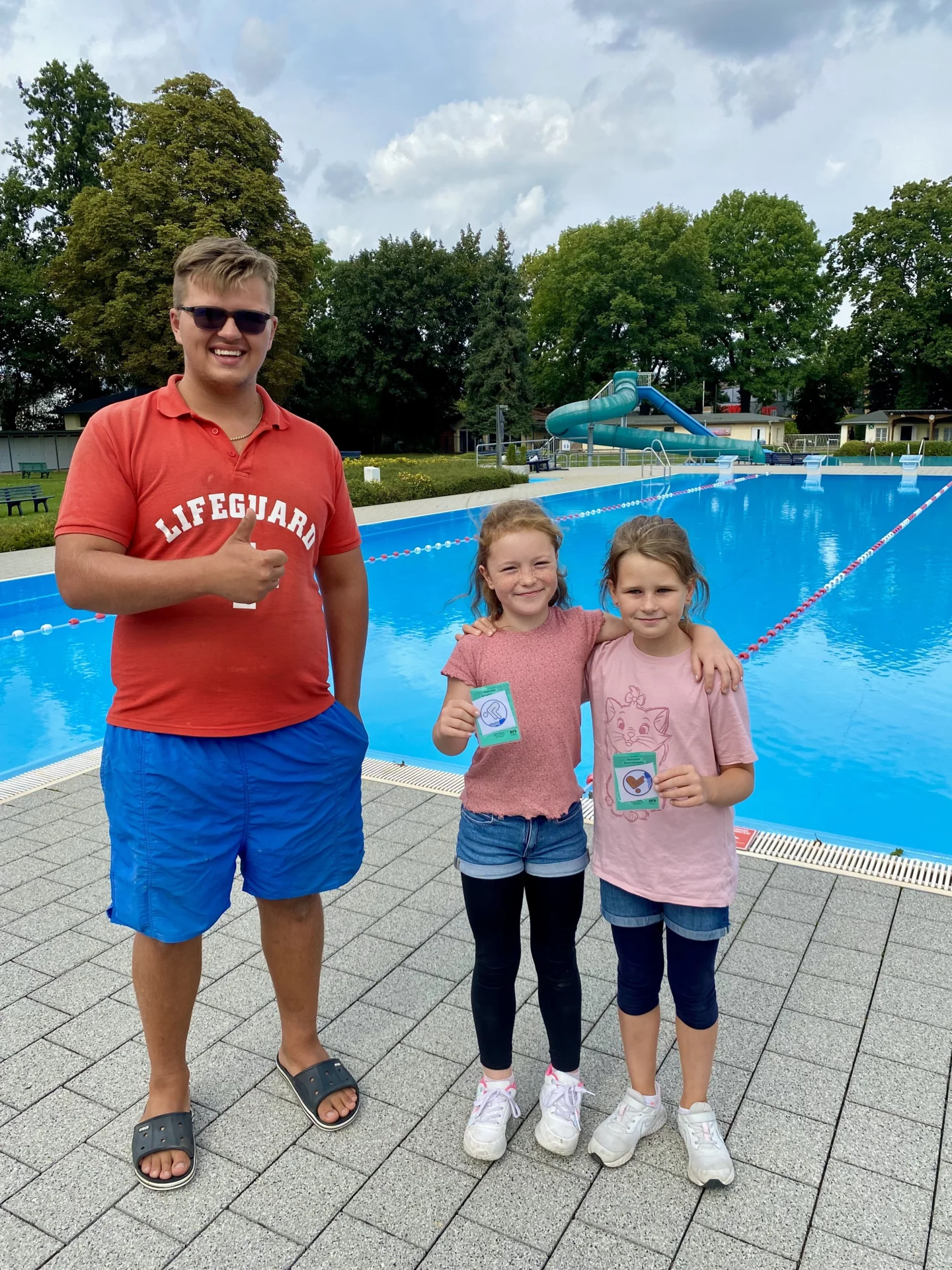 Ronja Schmiedchen aus Schöna-Kolpien freute sich über das Schwimmabzeichen in Bronze, Charlotte Andreas aus Dahme erlangte das Schwimmabzeichen in Silber. Beide legten ihre Prüfungen beim Fachangestellten für Bäderbetriebe, Patrick Wienigk, ab.