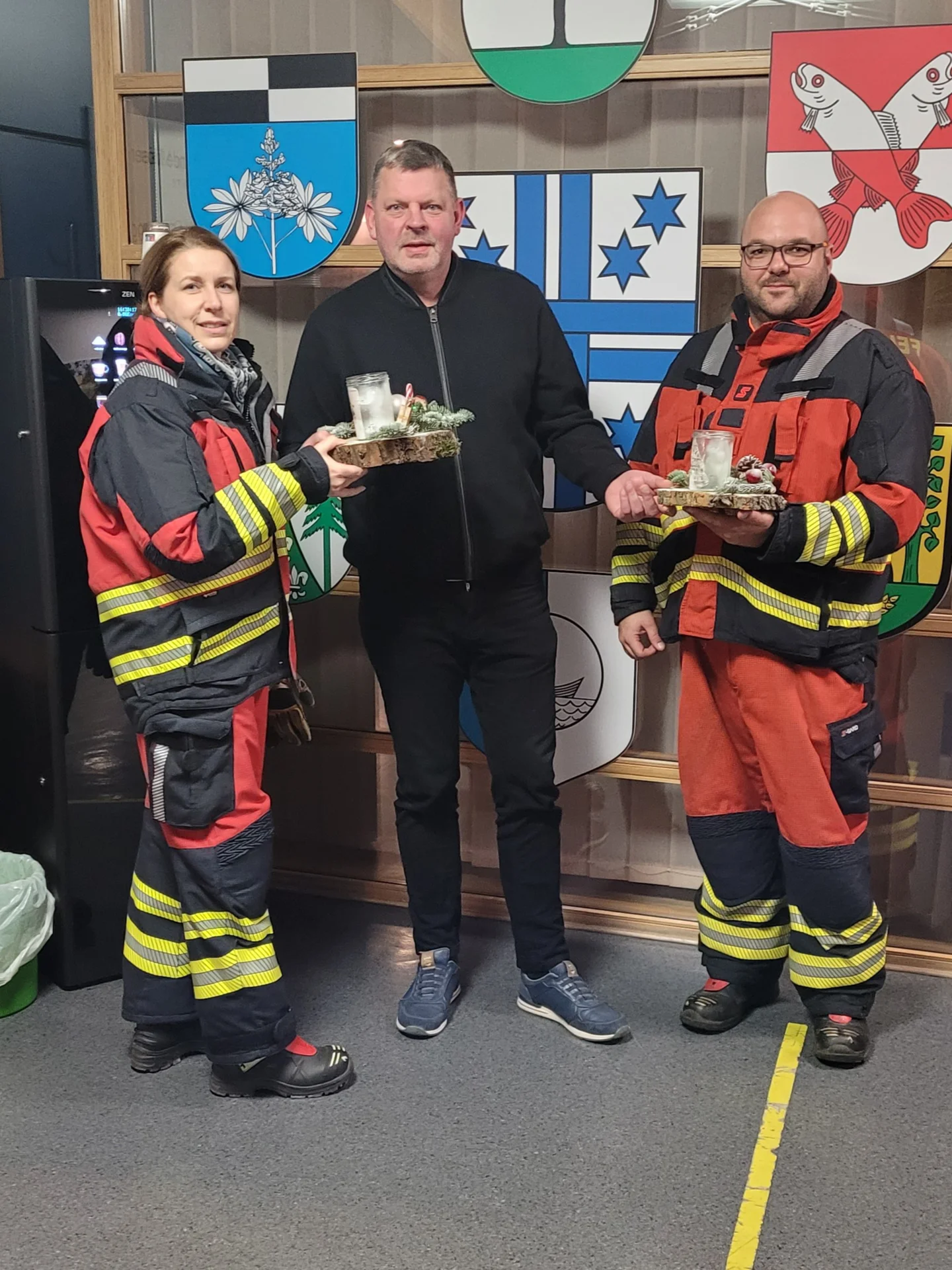 Weihnachtsgestecke an Gemeindebürgermeister Marko Simon und Beatrix Ließmann
