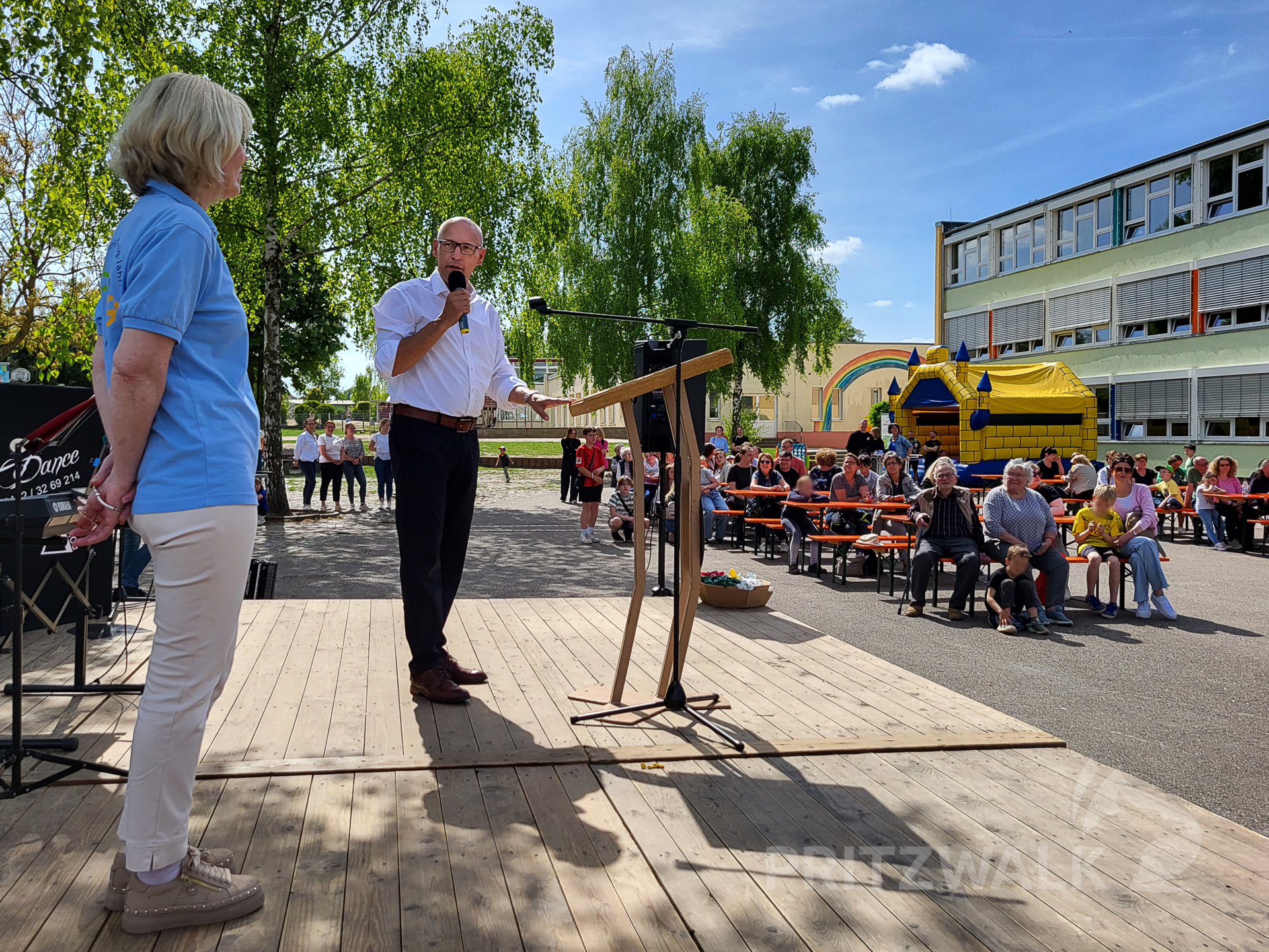 Bürgermeister Dr. Ronald Thiel gratulierte in einem kurzen Grußwort. Foto: Stadt Pritzwalk