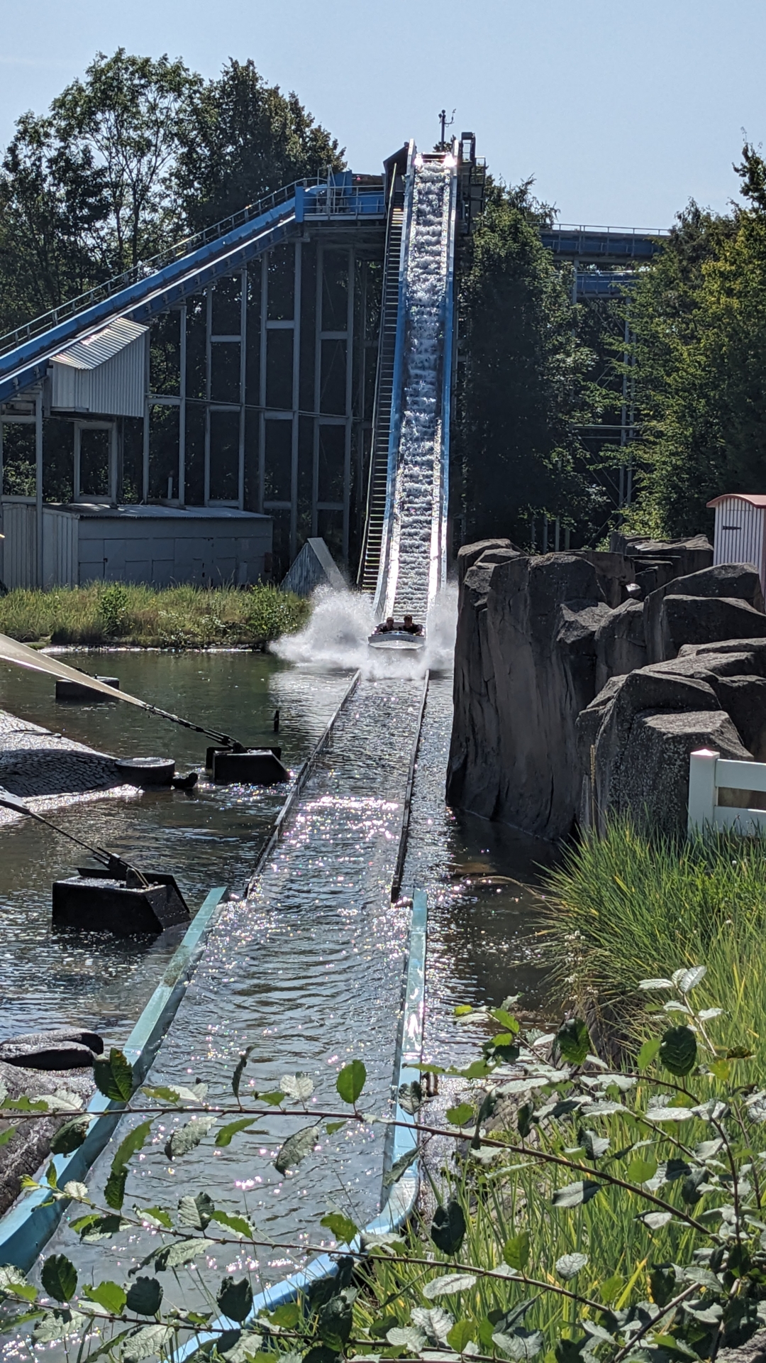 Mit voller Fahrt durch die spritzige Abkühlung – pure Freude auf der Wildwasserbahn!