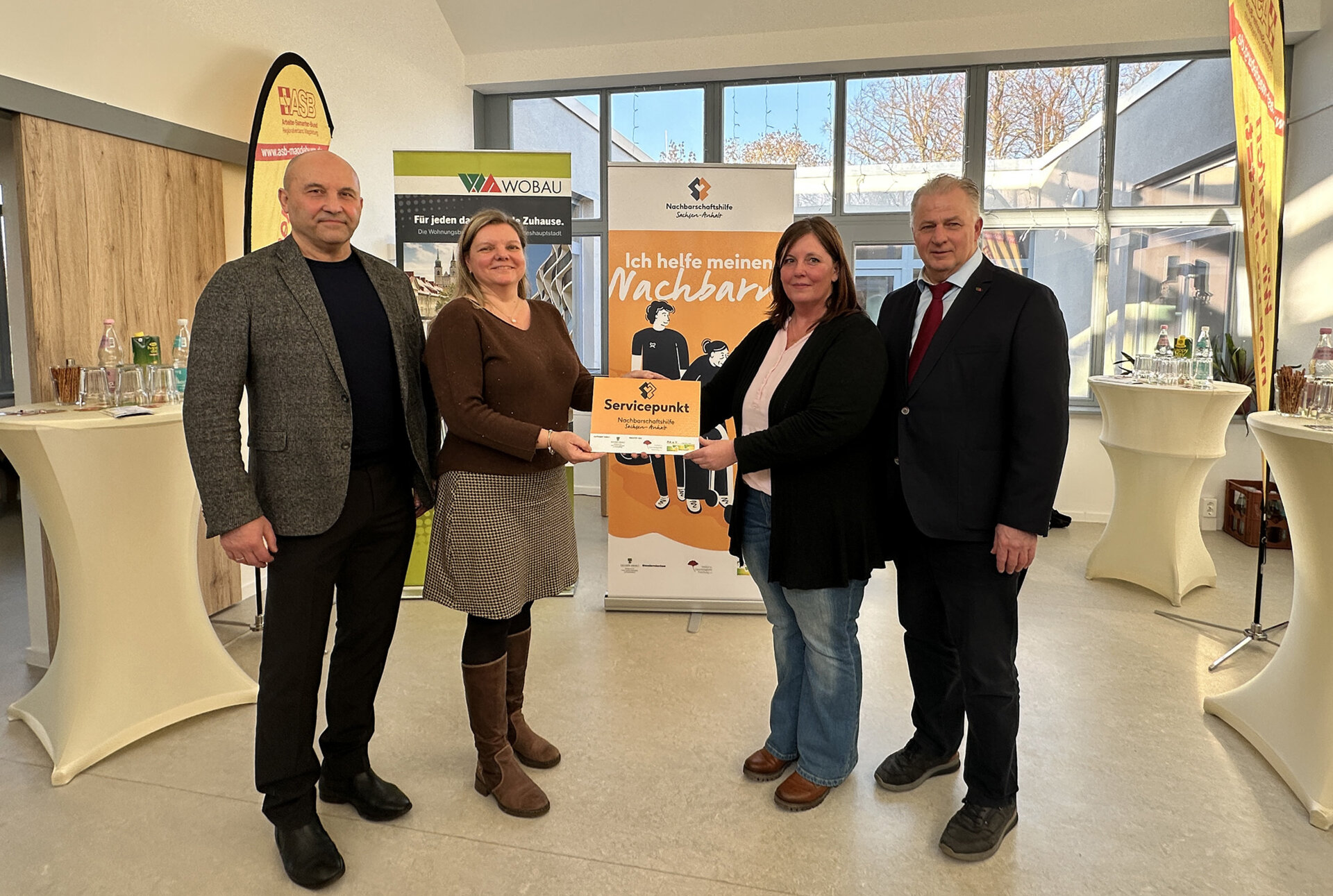 Magdeburgs Sozialbeigeordneter Dr. Ingo Gottschalk, Yvonne Jahn vom PiA e.V., Kathrin Roussiére, Leiterin des Servicepunktes im ASB-Treffpunkt „Müntze“ und Wobau-Geschäftsführer Peter Lackner (v.l.)