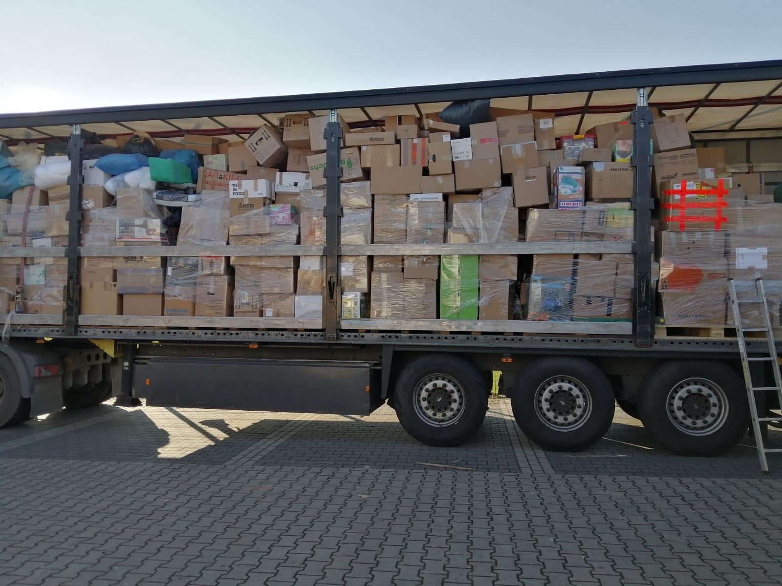 LKW mit den Spenden