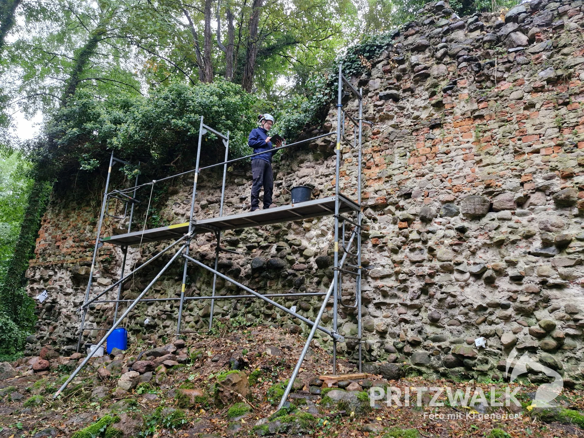 gearbeitet werden musste von einem Gerüst aus an der Mauer. Foto: Stadt Pritzwalk