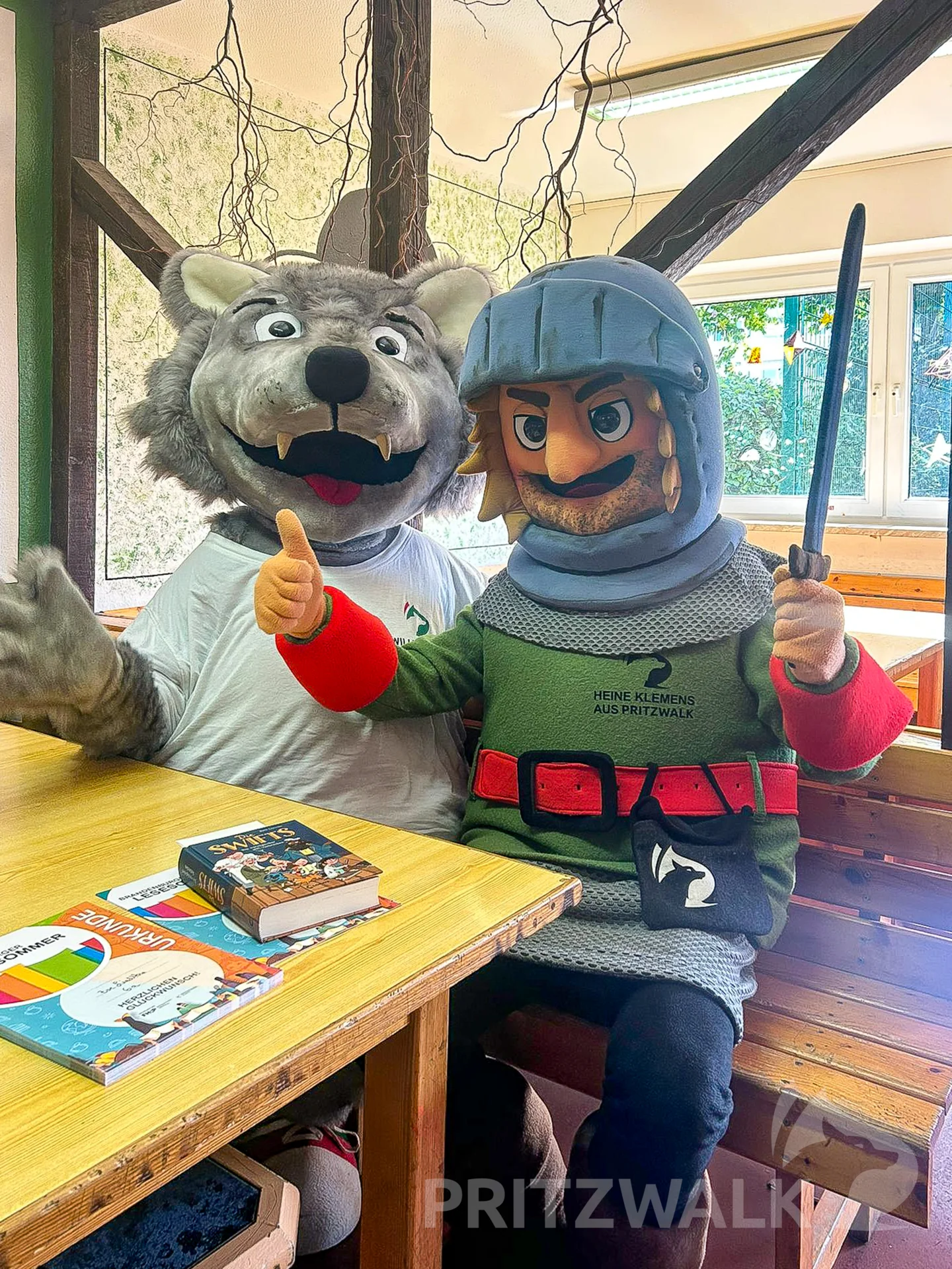 Willy Wolf und Räuber Heine Klemens schauten bei den fleißigen Leserinnen und Lesern vorbei. Foto: Stadt Pritzwalk