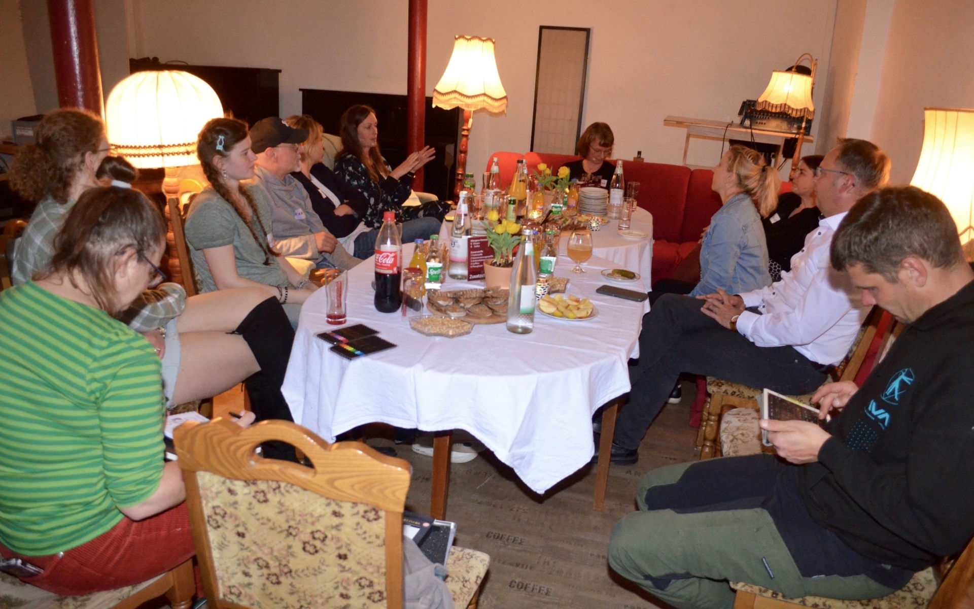 Die WOhnzimmer-Runde in Luckau. Foto: Andreas Staindl