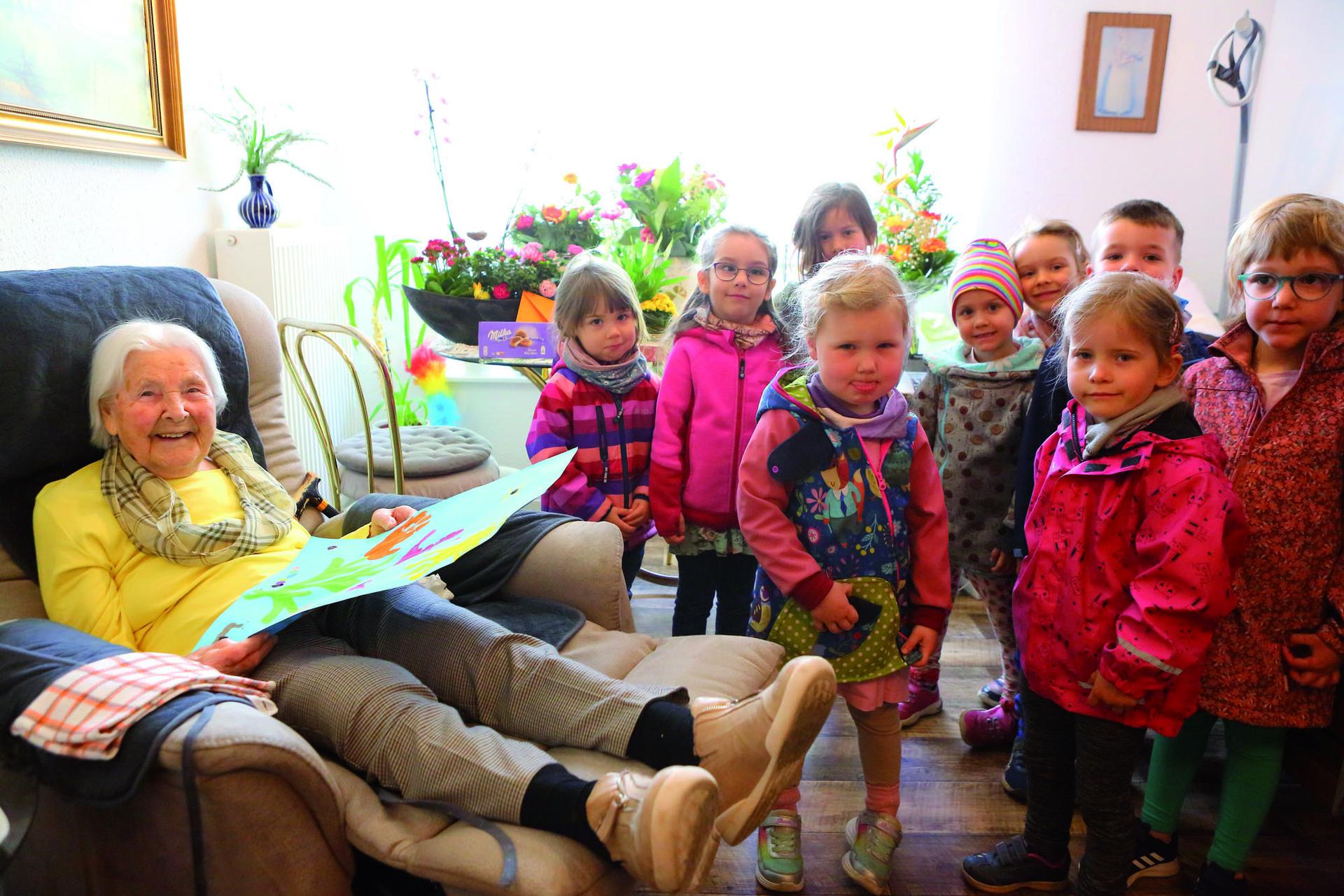 Kinder der Kite Ville Kunterbunt bringen Gerda Sende ein Ständchen