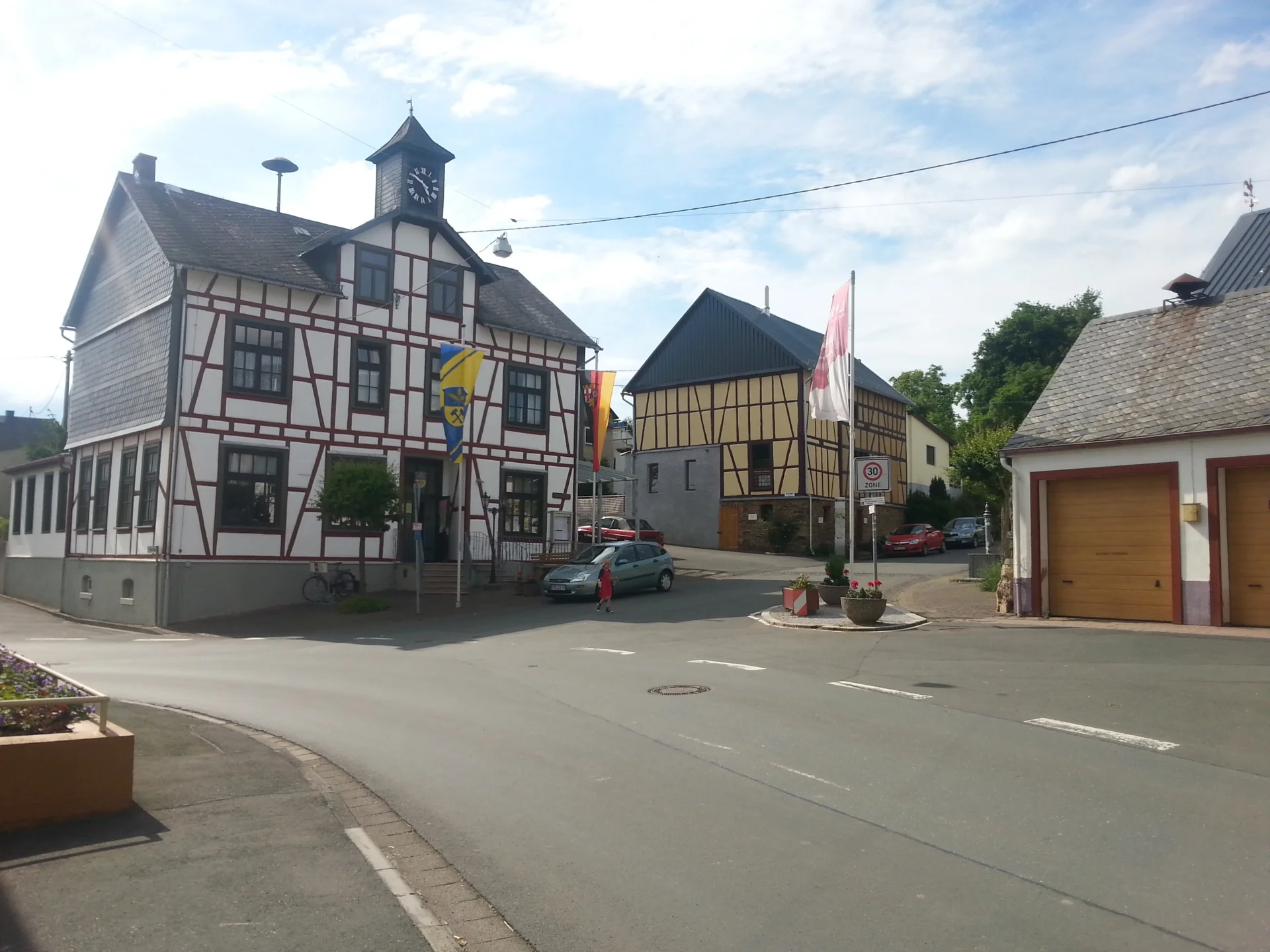 Das Fachwerkensemle Alte Schule, Betho-Scheune, Rundscheune und Feuerwehrhaus prägt in sanierte Form seit 2013 den Dorfken