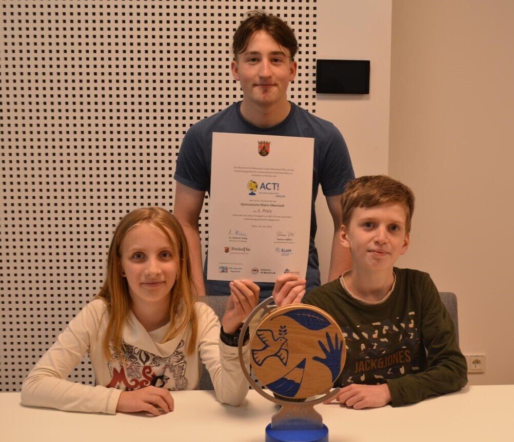 Stolze Gewinner mit Pokal
