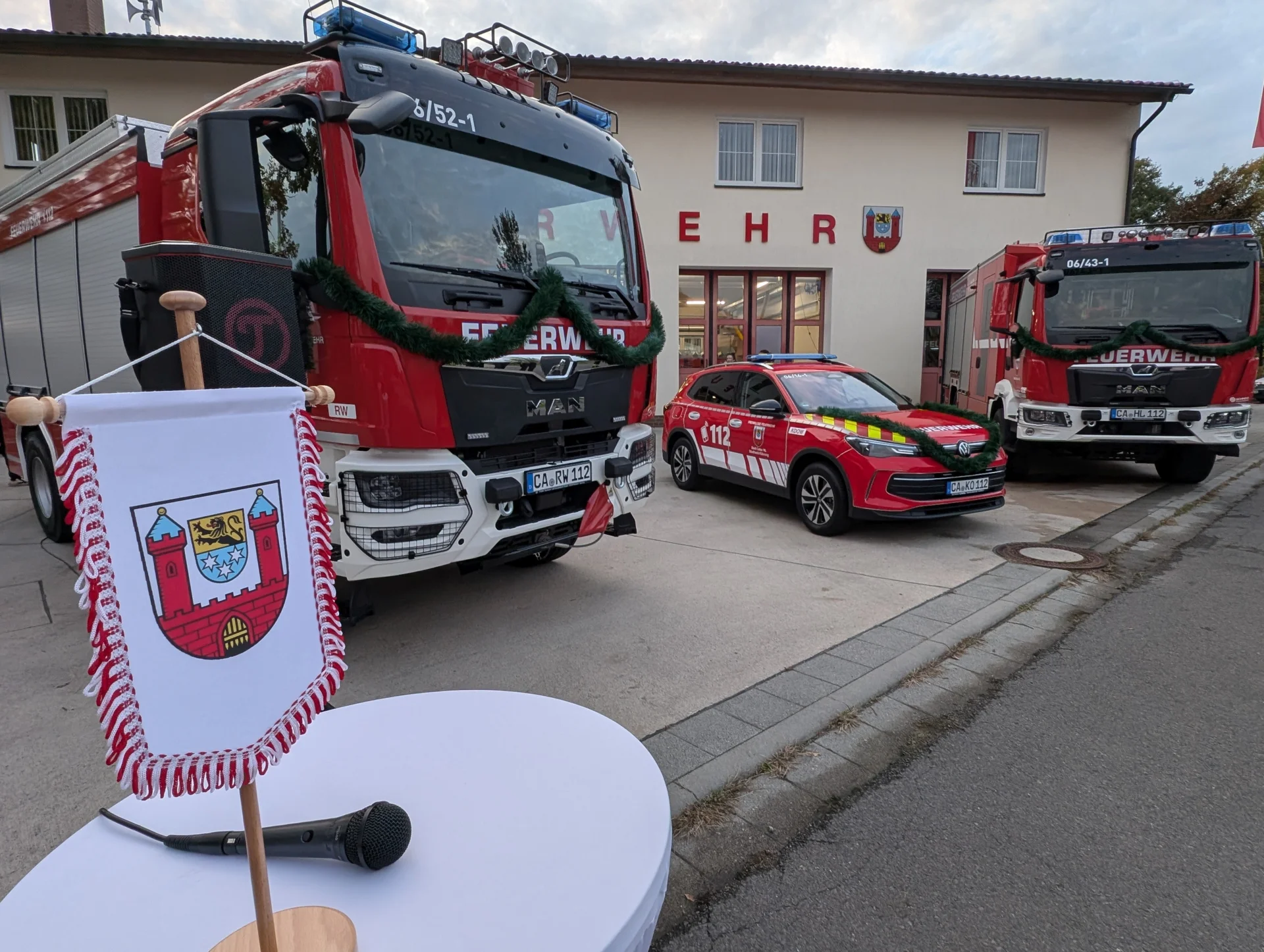 Die Neuanschaffungen der Ortswehr Calau aufgereiht vor dem Gerätehaus in der Buckower Straße (von links): Rüstwagen (RW), Kommandowagen (KdoW) und LF 10 (Löschgruppenfahrzeug). Foto: Stadt Calau / Jan Hornhauer