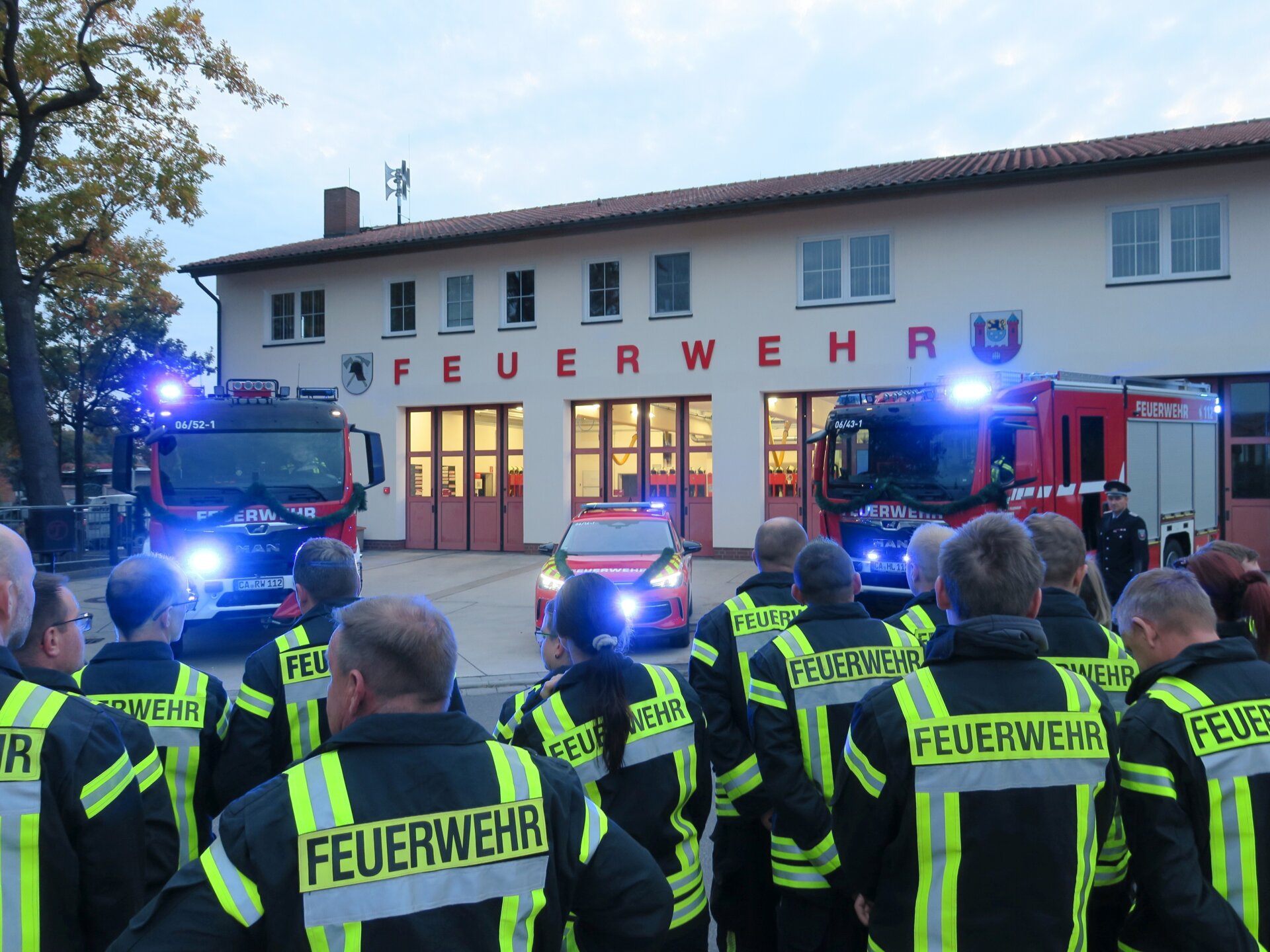 Rund 50 Kameradinnen und Kameraden der Calauer Ortswehr waren angetreten, um bei der feierlichen Schlüsselübergabe dabei zu sein. Foto: Stadt Calau / Jan Hornhauer