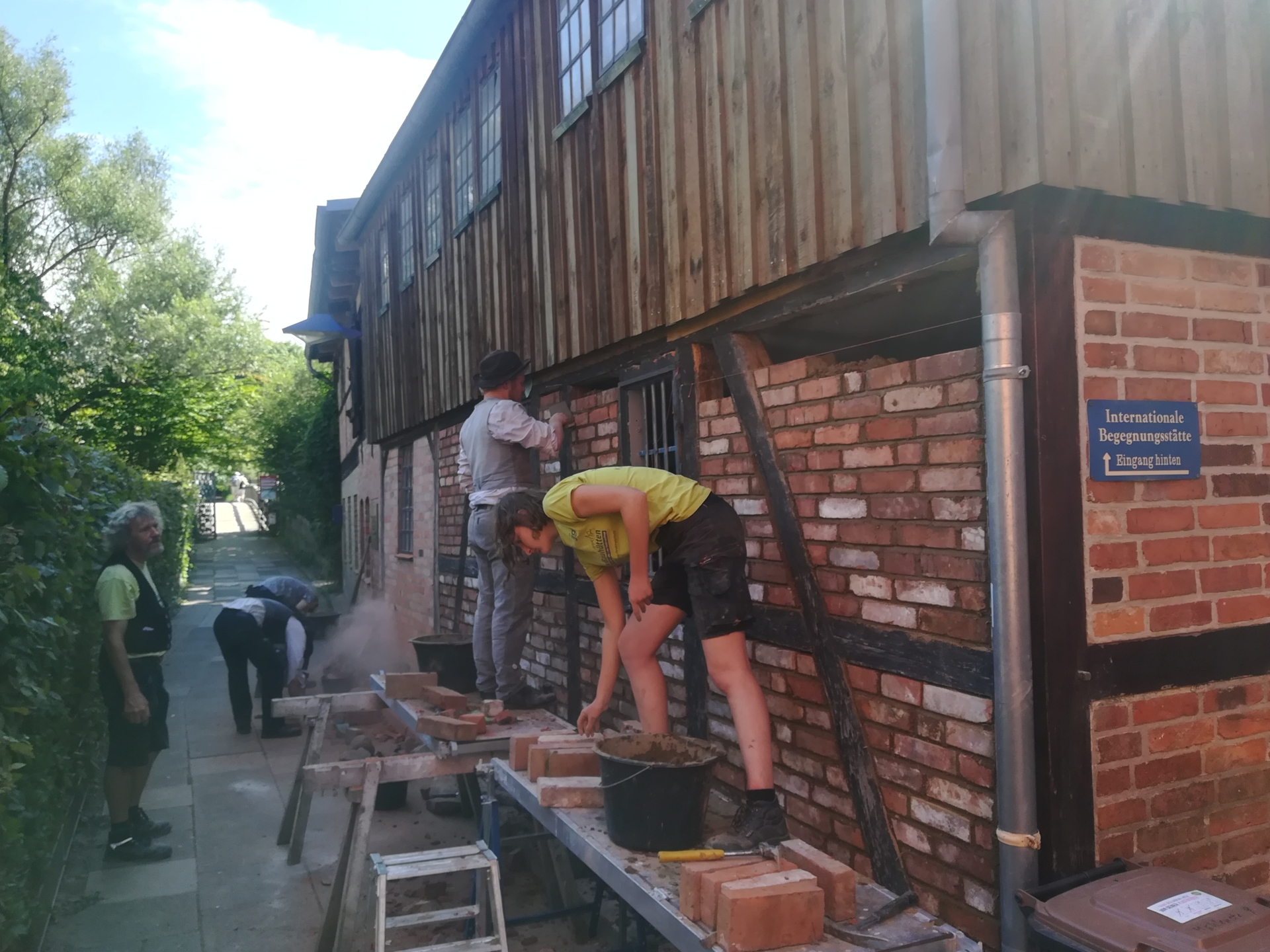 Das Team der mobilen Jugendbauhütte Lübeck übernahm mit zwei wandernden Gesellen das Ausmauern der Gefachen