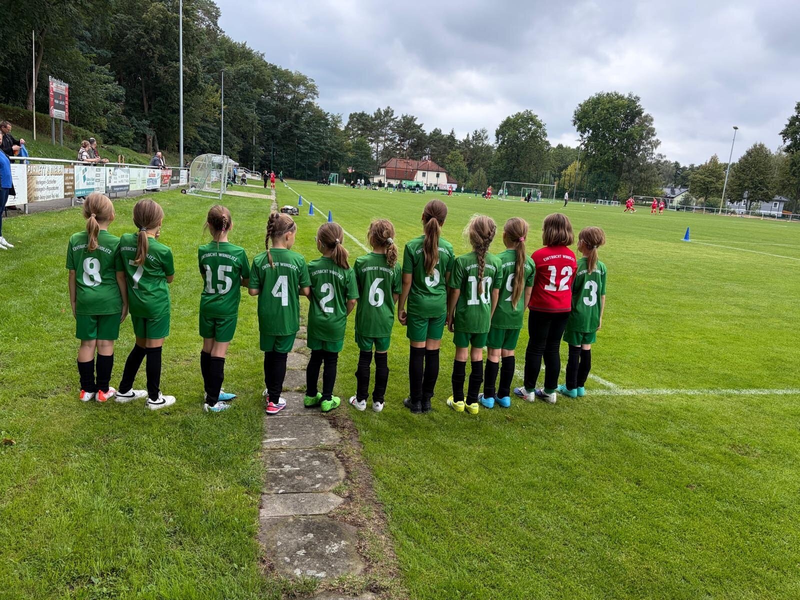 Kleine Fans und Einlaufkinder