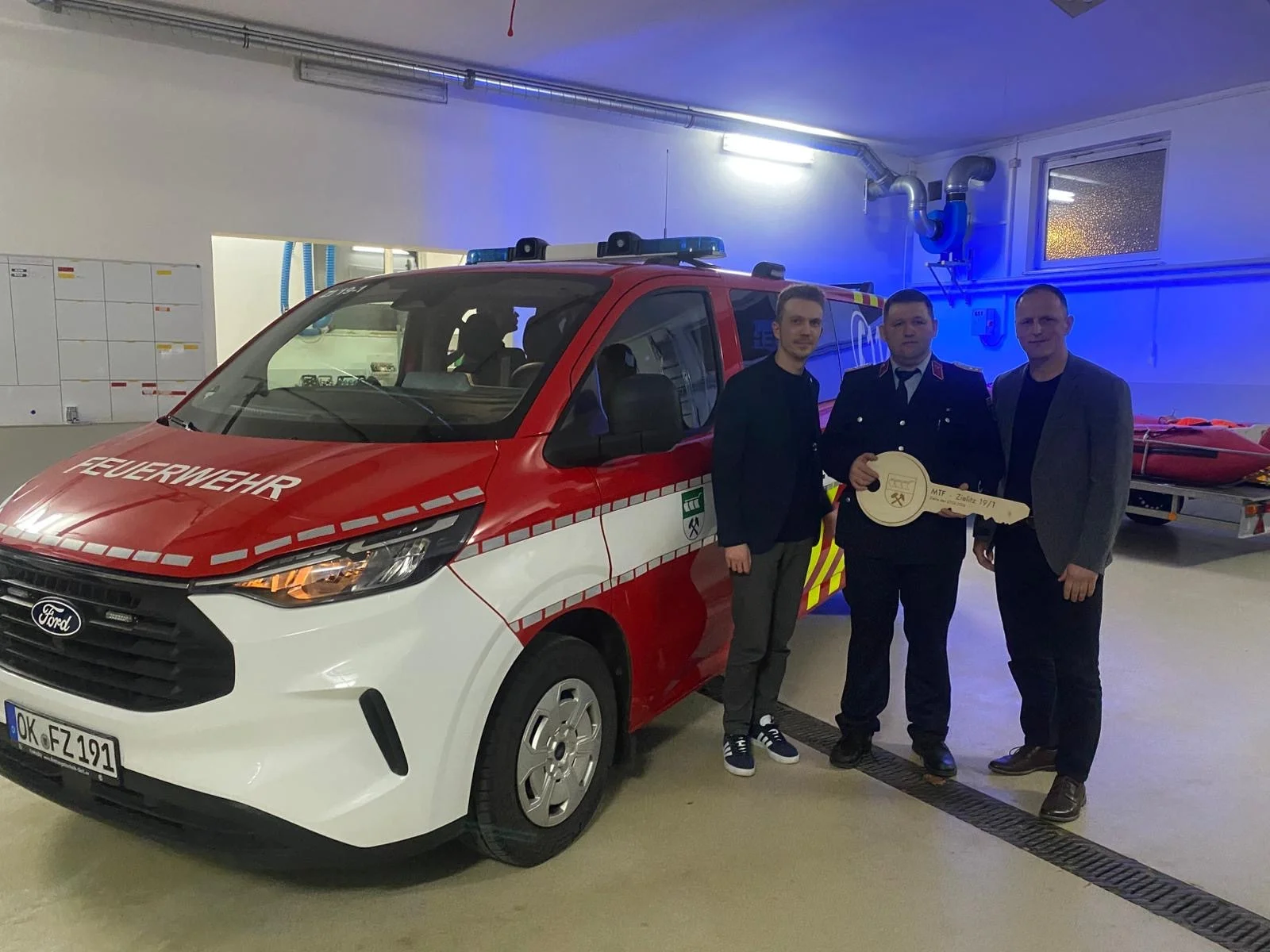 (von links-nach rechts) Bürgermeister der Gemeinde Zielitz Jonas Samsel, Ortswehrleiter Carsten Schwarzkopf, Verbandsgemeindebürgermeister Stefan Crackau