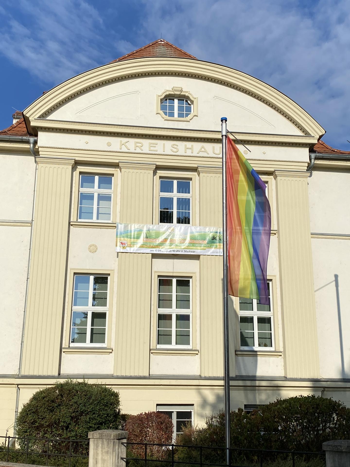 Regenbogen-Fahne vor dem Gebäude der Kreisverwaltung am Standort Dubinaweg 1 in Senftenberg anlässlich des 14. Christopher Street Days (CSD) Cottbus & Niederlausitz (Bilder: OSL / Nora Bielitz)