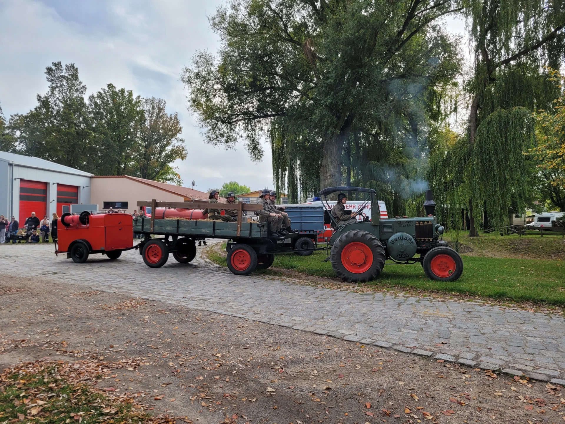 Festlicher Schauwert: Ein historischer Lanz-Bulldog als Blickfang beim Zinndorfer Oktoberfest 2026.