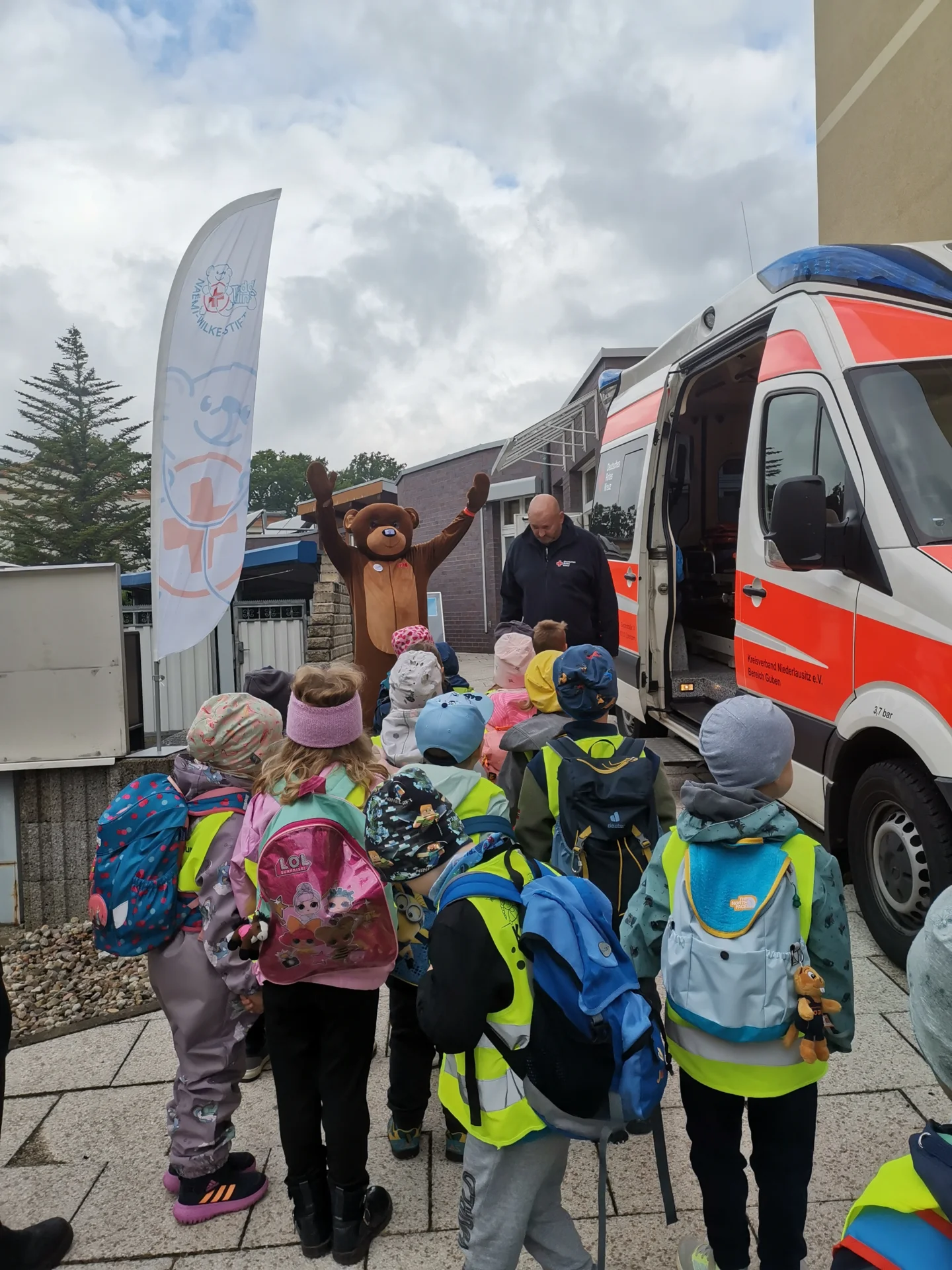 Neugierige Kinder vor dem Krankenwagen