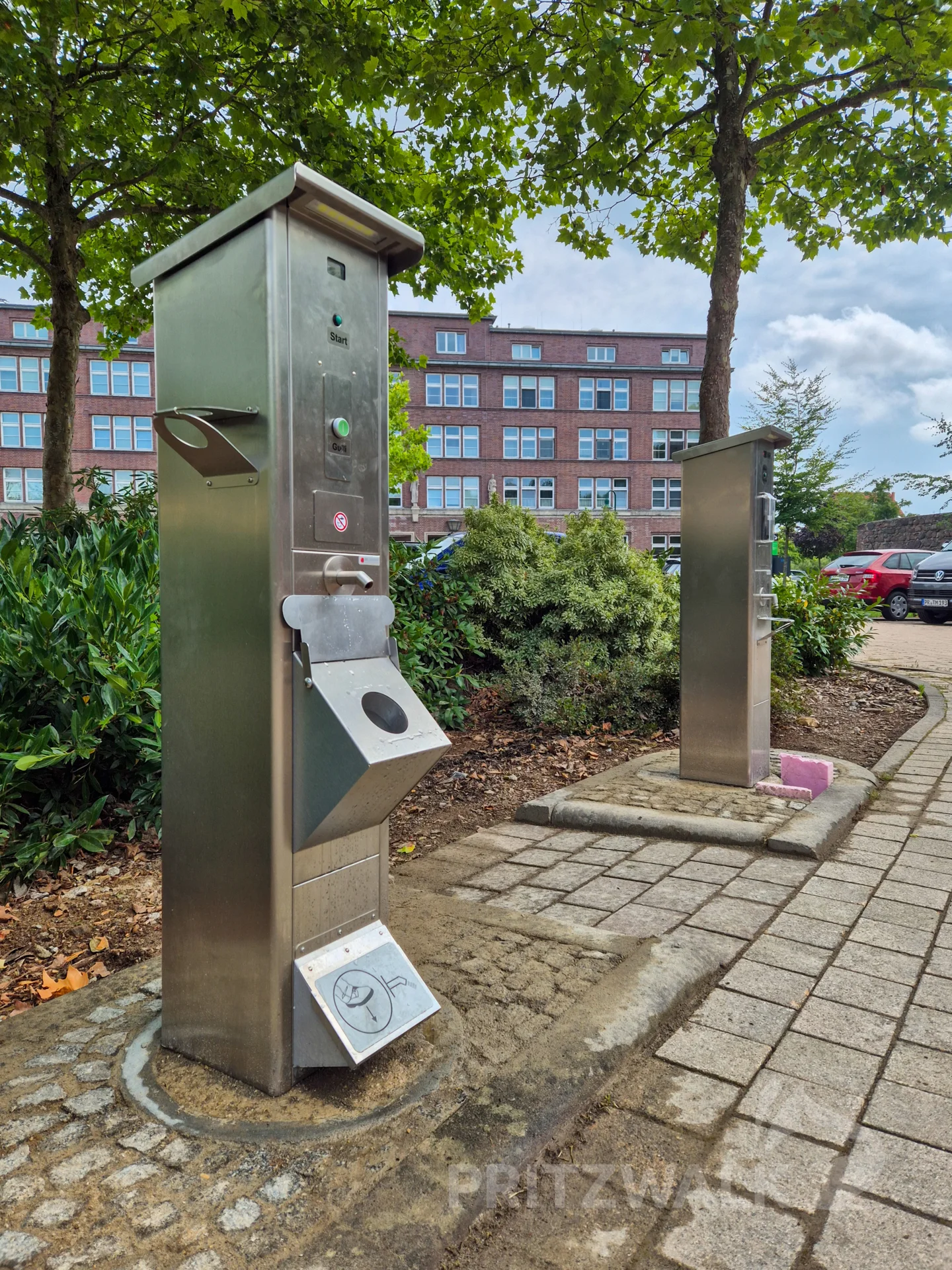 Frisch installiert: Zwei neue Service-Säulen werten den Wohnmobil-stellplatz an der Pritzwalker Dömnitzinsel auf. Foto: Stadt Pritzwalk