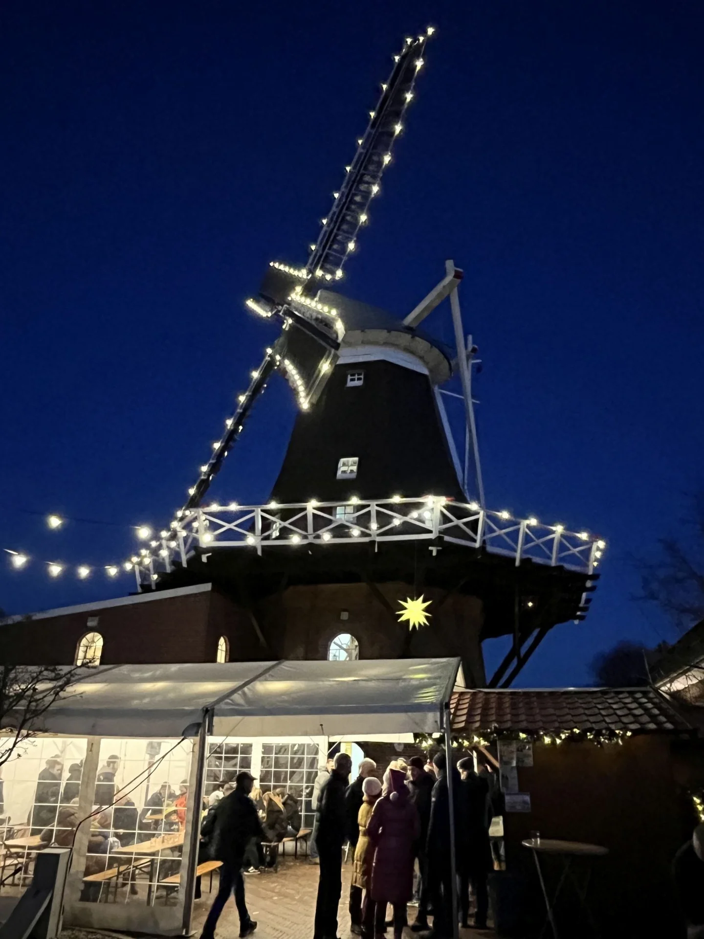 In der Adventszeit leuchten die Flügel der Mühle Idafehn.