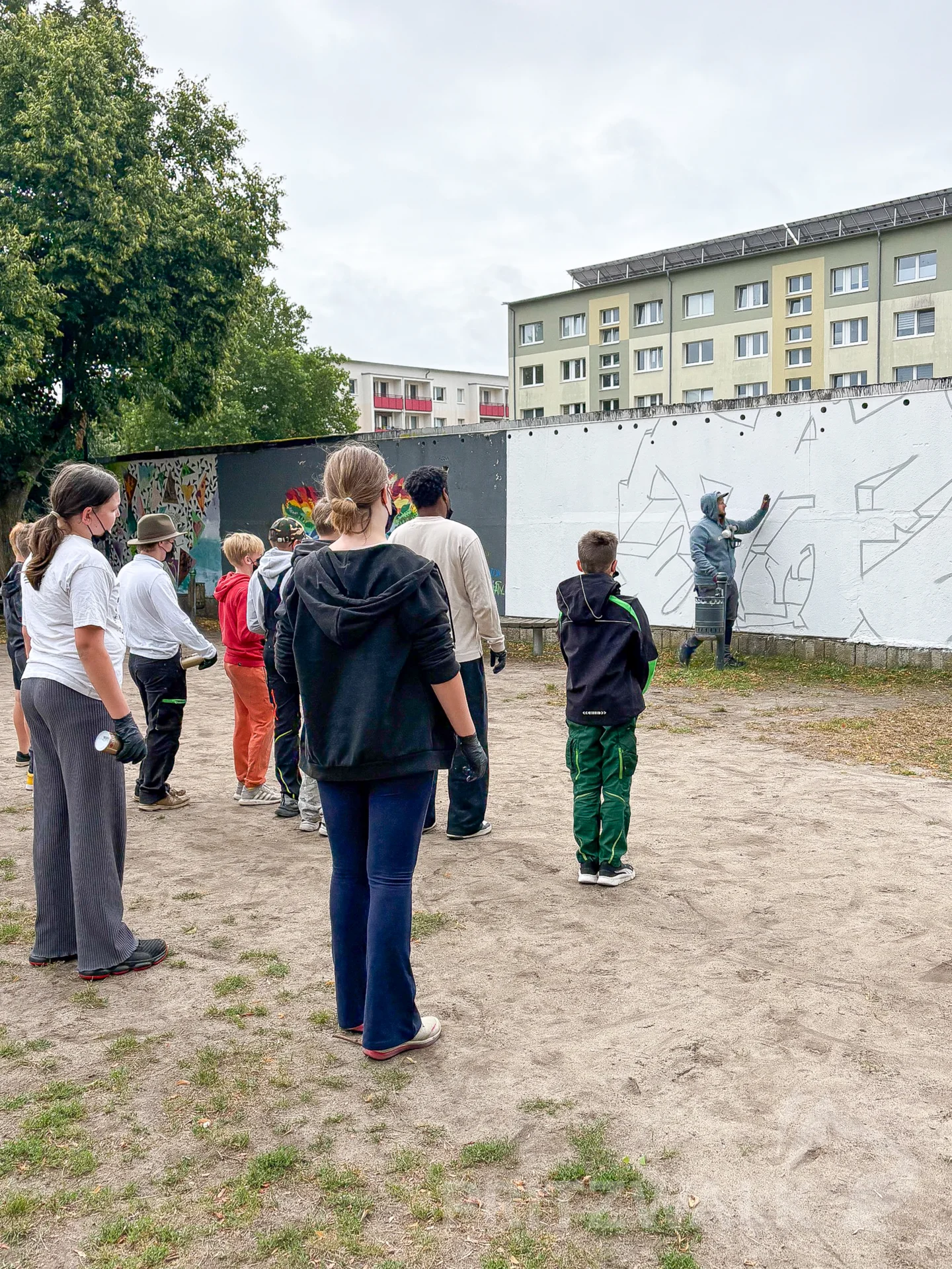 Patrick Bräutigam erklärt die Motive. Foto Stadt Pritzwalk