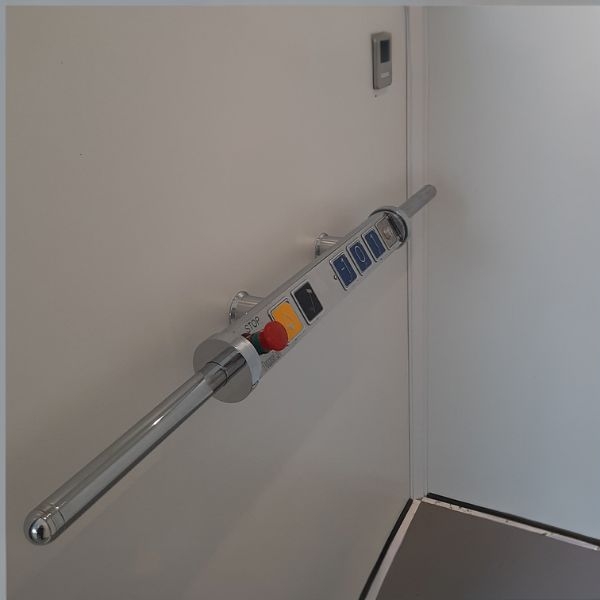 Aufzug Innenraum mit diskret integrierter Steuerung im Bauhaus Meisterhaus Dessau von Lift Reith